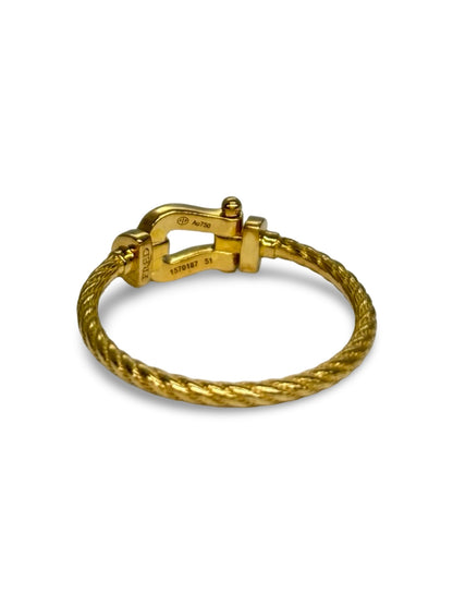 Bague Fred Force 10 en or jaune 18 carats sublimée par un sertissage de diamants éclatants. Inspirée de l’univers nautique emblématique de la collection Force 10, cette bague associe élégance contemporaine et savoir-faire joaillier. Un bijou raffiné et intemporel, apprécié pour son design distinctif et la brillance de ses diamants.