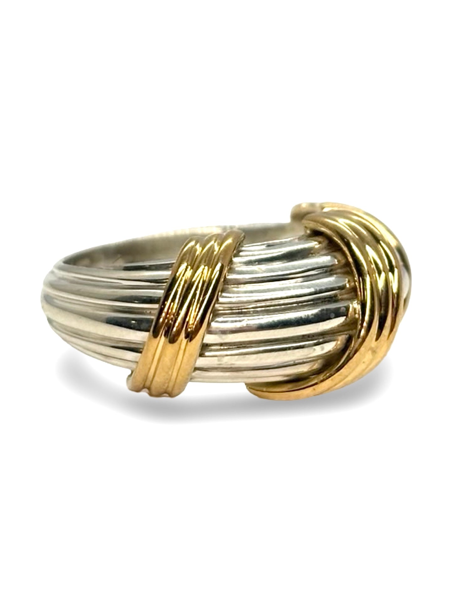 Bague Hermès vintage en or jaune 18 carats et argent 925 au design emblématique et intemporel. Ce bijou de luxe associe la chaleur de l’or jaune à l’élégance de l’argent massif pour un style raffiné et authentique. Idéale pour les amateurs de bijoux vintage et de pièces de collection, cette bague Hermès se porte au quotidien ou lors d’occasions spéciales et s’accorde facilement avec d’autres bijoux en or ou en argent.