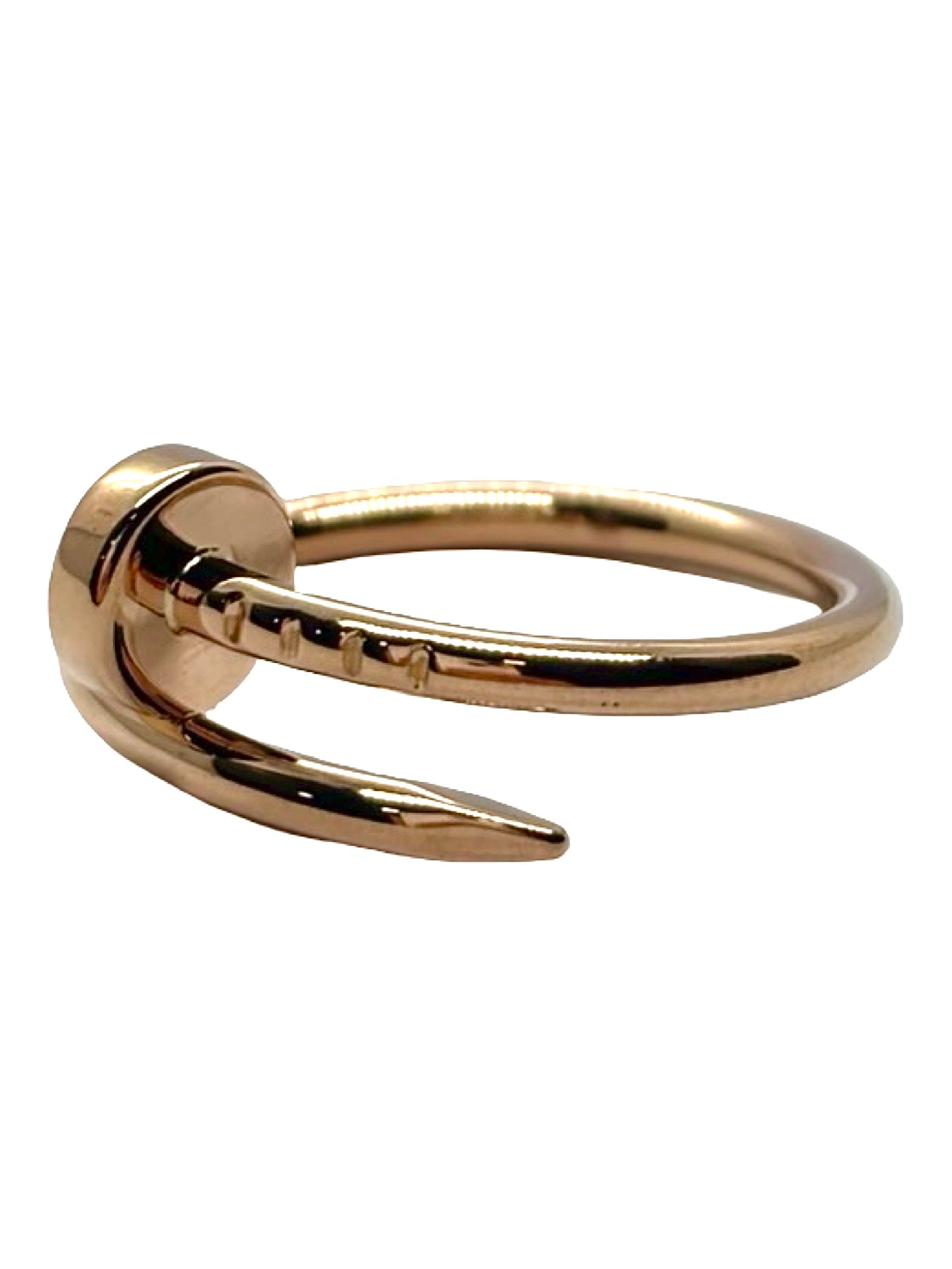 Bague Clou de Cartier en or rose 18 carats au design iconique et moderne. Ce bijou raffiné séduit par sa forme audacieuse et sa finition élégante, apportant une touche précieuse et contemporaine à la main. Idéale pour un style chic et sophistiqué, elle incarne le luxe discret et l’élégance intemporelle des créations Cartier.