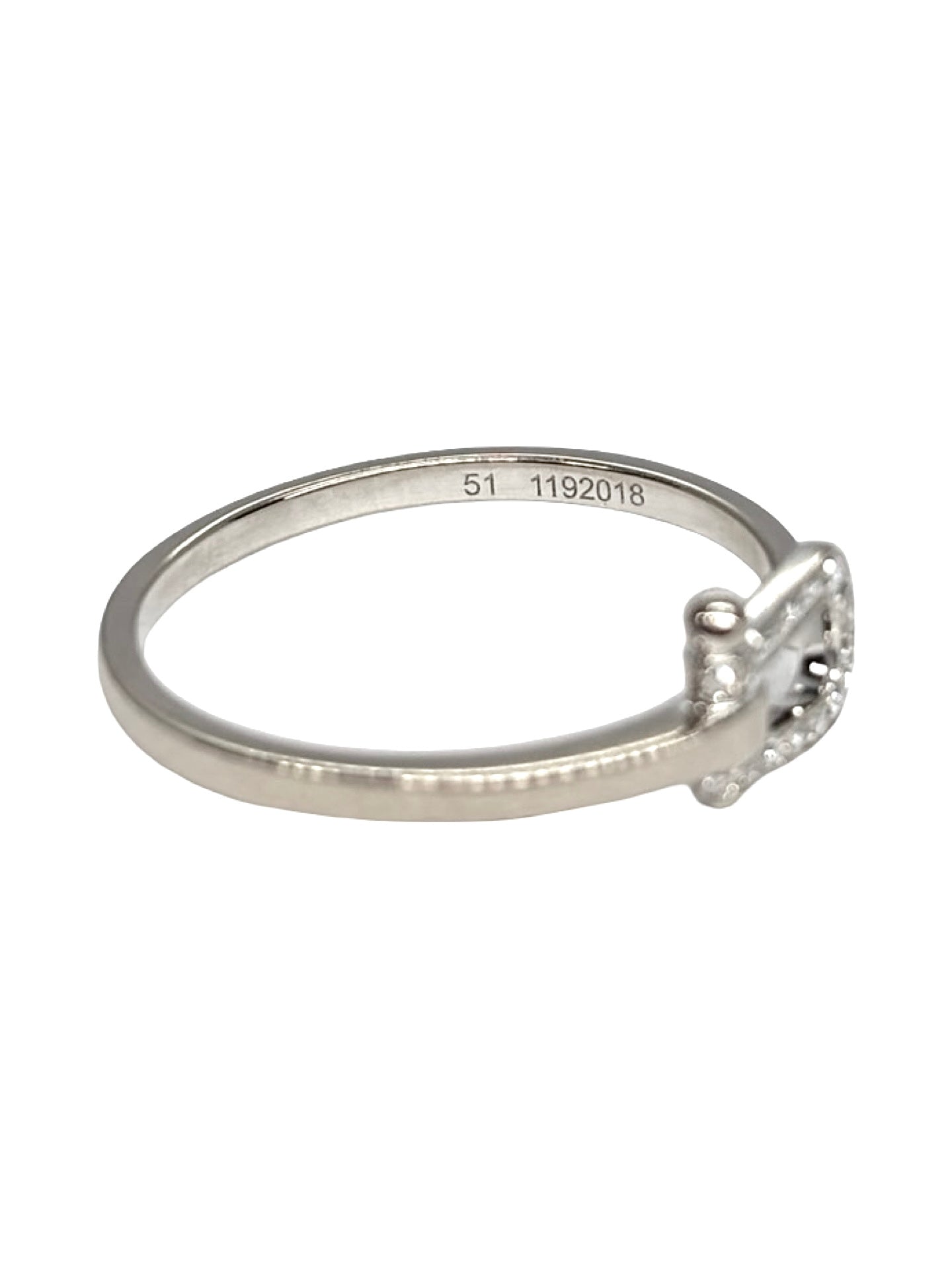 Bague Fred Force 10 en or blanc 18 carats au design iconique et contemporain. Ce bijou raffiné séduit par sa finition soignée et son allure moderne, idéale pour un style élégant au quotidien ou pour compléter une collection de bijoux de créateur. Élégante et intemporelle, elle apporte une touche précieuse et lumineuse à la main.