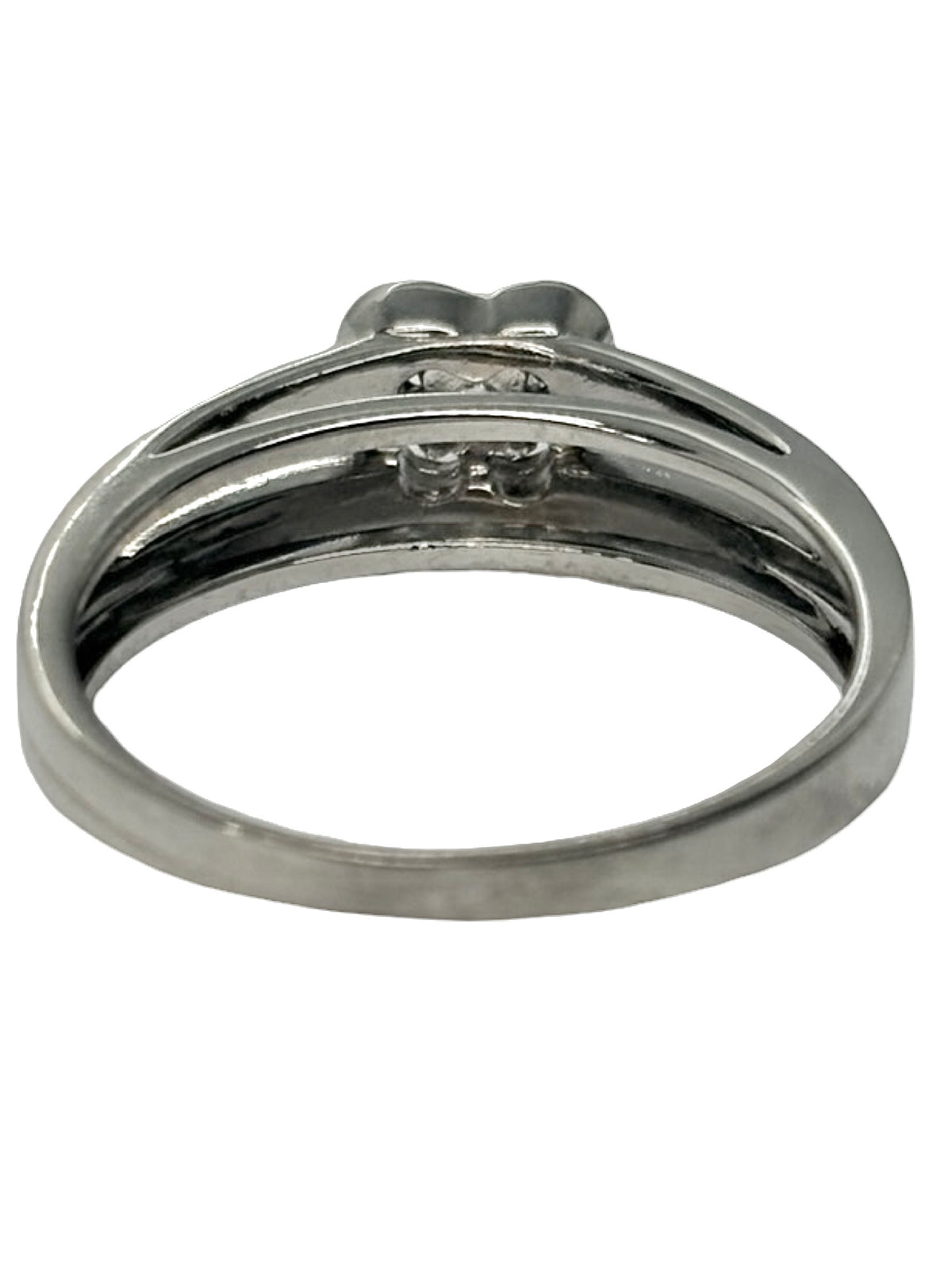 Bague Mauboussin modèle « Chance of Love n°2 » en or blanc 18K (750 millièmes), ornée de diamants naturels pour un poids total de 0,22 carat. Ce bijou raffiné de la maison Mauboussin séduit par son design élégant et contemporain, sublimé par l’éclat délicat des diamants. Cette bague en or blanc et diamants apporte une touche de lumière et de sophistication à chaque tenue. Un bijou de luxe intemporel, idéal pour offrir un cadeau précieux ou célébrer un moment spécial.
