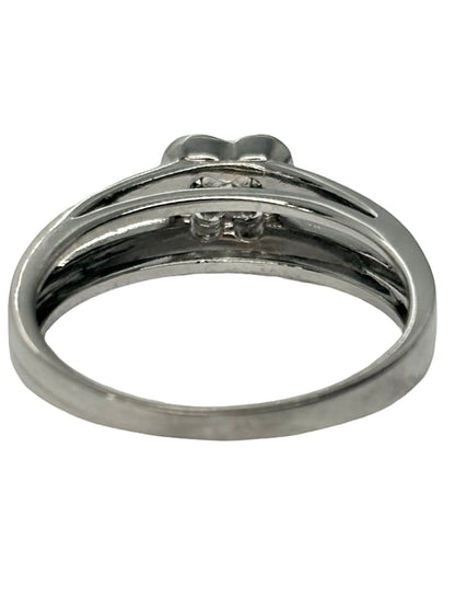 Bague Mauboussin modèle « Chance of Love n°2 » en or blanc 18K (750 millièmes), ornée de diamants naturels pour un poids total de 0,22 carat. Ce bijou raffiné de la maison Mauboussin séduit par son design élégant et contemporain, sublimé par l’éclat délicat des diamants. Cette bague en or blanc et diamants apporte une touche de lumière et de sophistication à chaque tenue. Un bijou de luxe intemporel, idéal pour offrir un cadeau précieux ou célébrer un moment spécial.
