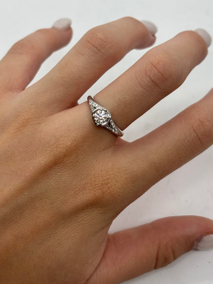 Solitaire Bulgari Incontro D'Amore en platine 950 serti d’un diamant taille brillant de 0,60 carat. Cette bague de fiançailles de luxe reflète l’élégance et le savoir-faire de la maison Bulgari grâce à son design raffiné et intemporel. Le platine met en valeur l’éclat du diamant, faisant de ce solitaire un bijou d’exception idéal pour célébrer un engagement ou enrichir une collection de joaillerie.