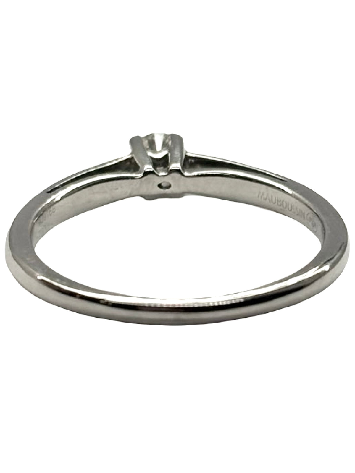 Bague solitaire Mauboussin modèle « Tu es le sel de ma vie » en or blanc 18K (750 millièmes), sublimée par de délicats diamants naturels d’un poids total de 0,13 carat. Ce bijou raffiné de la maison Mauboussin séduit par son design élégant et symbolique, idéal pour exprimer un amour précieux. Cette bague en or blanc et diamants apporte une touche de lumière à chaque main. Un solitaire de luxe intemporel, parfait pour un cadeau romantique ou une occasion spéciale.