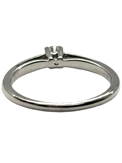 Bague solitaire Mauboussin modèle « Tu es le sel de ma vie » en or blanc 18K (750 millièmes), sublimée par de délicats diamants naturels d’un poids total de 0,13 carat. Ce bijou raffiné de la maison Mauboussin séduit par son design élégant et symbolique, idéal pour exprimer un amour précieux. Cette bague en or blanc et diamants apporte une touche de lumière à chaque main. Un solitaire de luxe intemporel, parfait pour un cadeau romantique ou une occasion spéciale.