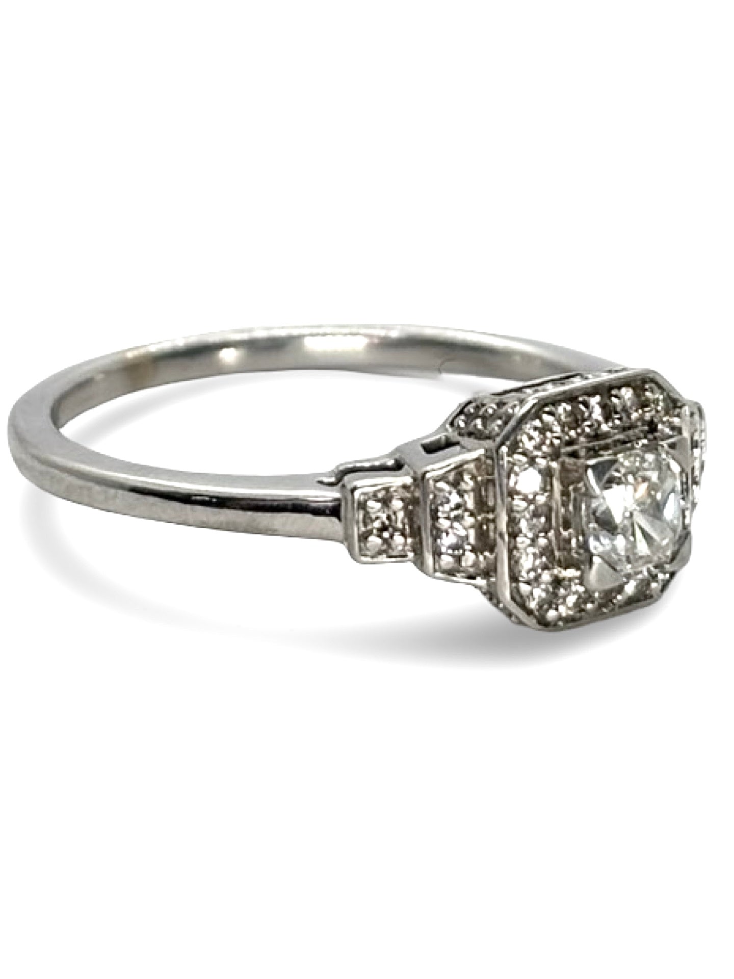 Solitaire en or blanc raffiné, orné d’un diamant central de 0,40 carat d’une brillance exceptionnelle. Alliance parfaite entre élégance intemporelle et éclat discret, ce bijou symbolise la pureté et l’amour éternel. Une création précieuse idéale pour une demande en mariage ou un cadeau d’exception.