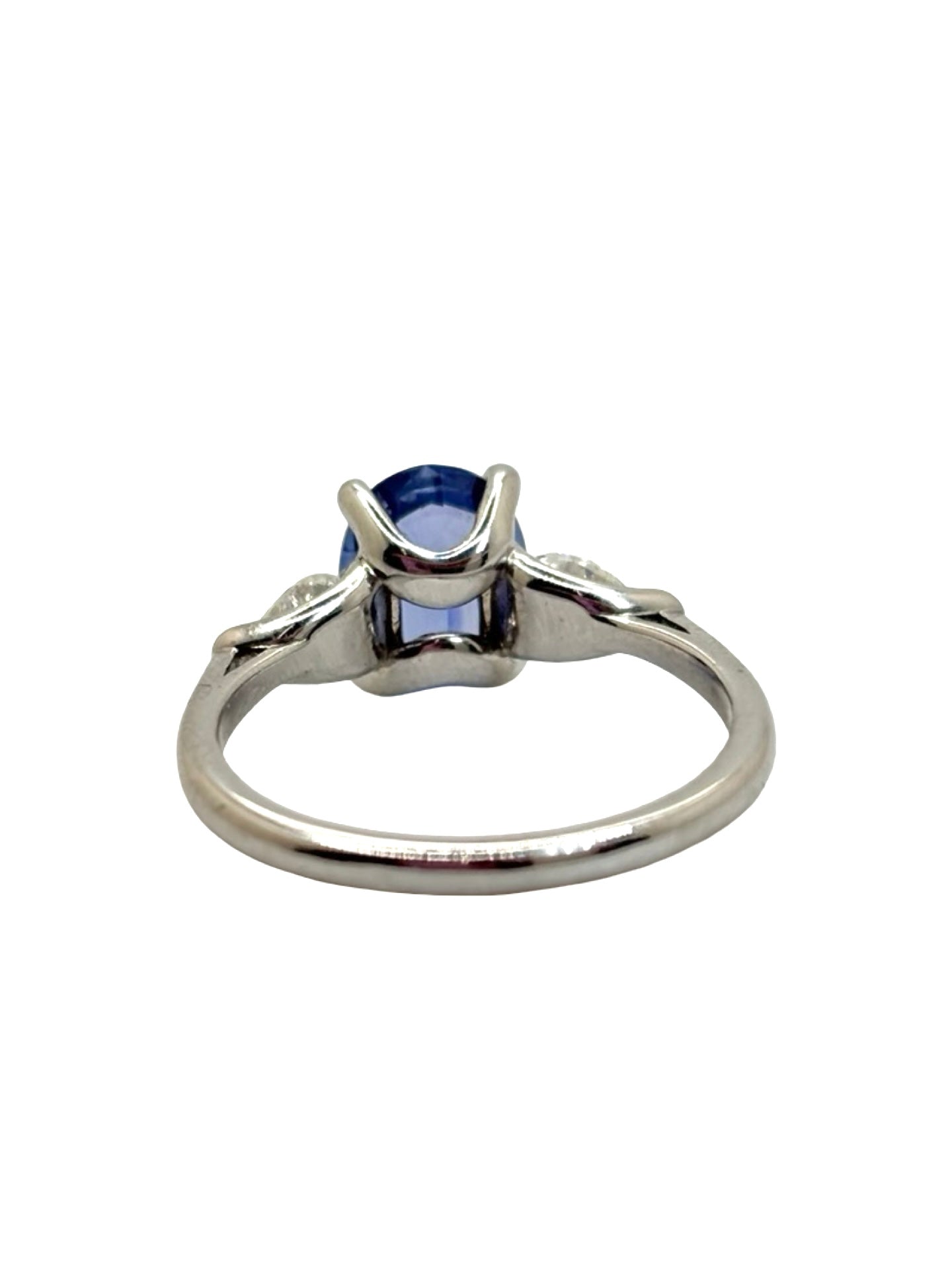 Bague en or blanc 18K sublimée par un magnifique saphir de Ceylan de 2,1 carats, entouré de diamants totalisant 0,38 carat. Cette bague d'exception allie l'éclat intemporel de l'or blanc à la profondeur du saphir naturel et à la brillance des diamants. Idéale comme bague de fiançailles, cadeau précieux ou bijou de luxe, elle séduit par son élégance raffinée et son style intemporel.