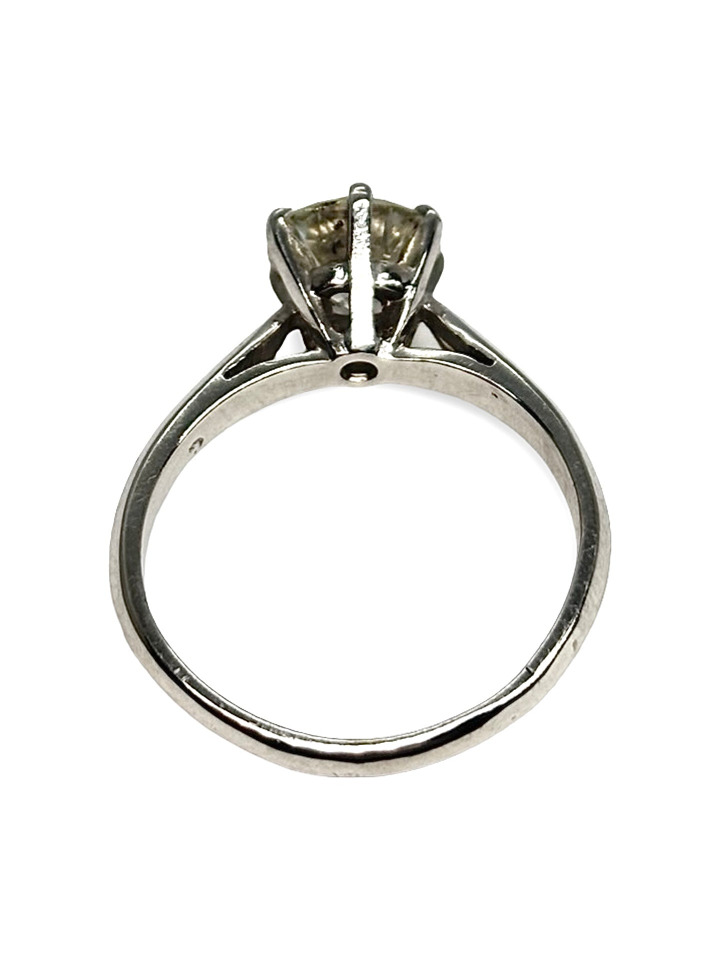 Solitaire en or blanc serti d’un diamant central de 1,40 carat, alliant élégance et brillance exceptionnelle. Cette bague de fiançailles intemporelle met en valeur le diamant grâce à un design épuré et raffiné, symbole d’amour et de raffinement. Idéale pour célébrer un engagement ou une occasion spéciale.