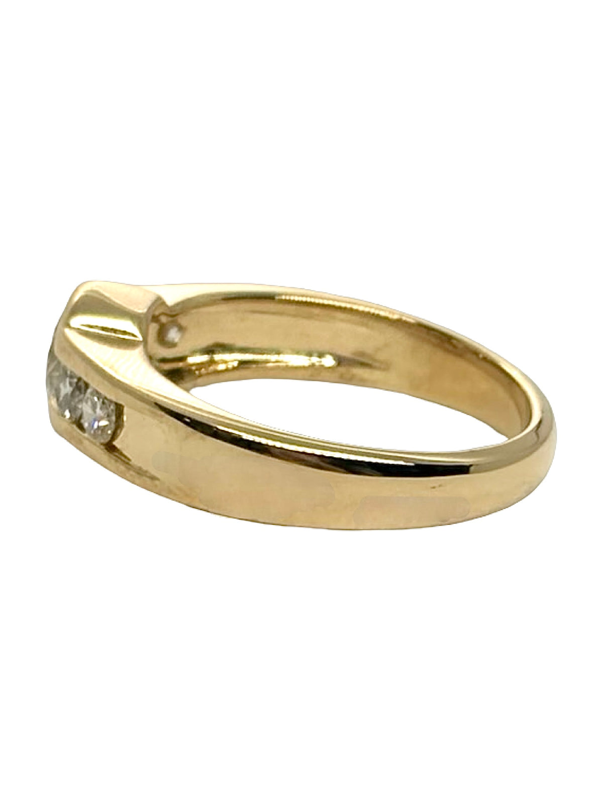 Bague solitaire en or jaune 18 carats (750/1000) sertie de diamants naturels. Cette bague en or jaune et diamants séduit par son élégance intemporelle et son design raffiné. La brillance des pierres précieuses s’associe harmonieusement à la chaleur de l’or jaune pour créer un bijou lumineux. Idéale comme bague de fiançailles, bague solitaire diamant ou bijou de joaillerie, elle apporte une touche de sophistication au quotidien comme lors d’occasions spéciales. 