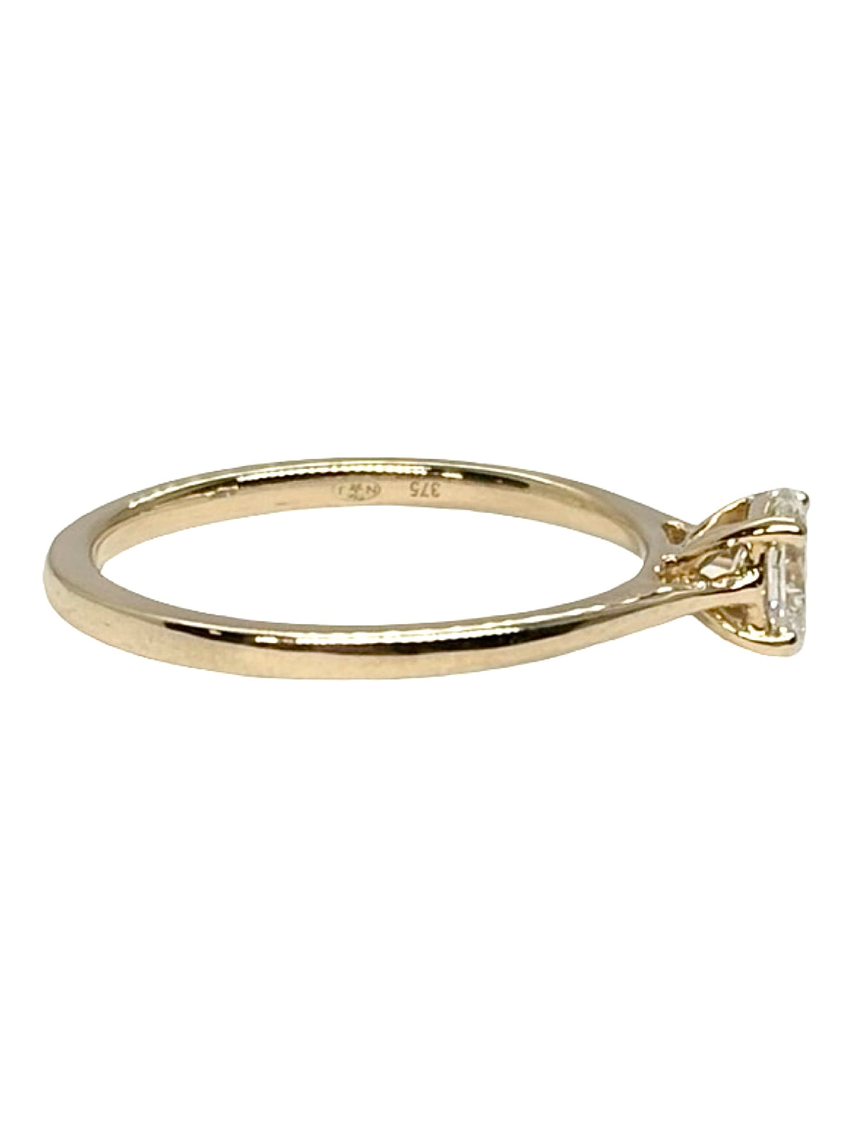 Bague solitaire en or jaune 18 carats (750/1000) sertie d’un diamant de 0,35 carat. Ce bijou élégant met en valeur l’éclat du diamant central, sublimé par la chaleur lumineuse de l’or jaune. Cette bague en or jaune et diamant séduit par son style intemporel et raffiné. Idéale comme bague de fiançailles, solitaire diamant ou cadeau précieux, elle symbolise l’amour et l’engagement. Un bijou délicat qui associe élégance classique, brillance et sophistication pour accompagner chaque occasion.