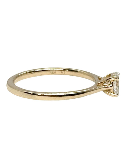 Bague solitaire en or jaune 18 carats (750/1000) sertie d’un diamant de 0,35 carat. Ce bijou élégant met en valeur l’éclat du diamant central, sublimé par la chaleur lumineuse de l’or jaune. Cette bague en or jaune et diamant séduit par son style intemporel et raffiné. Idéale comme bague de fiançailles, solitaire diamant ou cadeau précieux, elle symbolise l’amour et l’engagement. Un bijou délicat qui associe élégance classique, brillance et sophistication pour accompagner chaque occasion.
