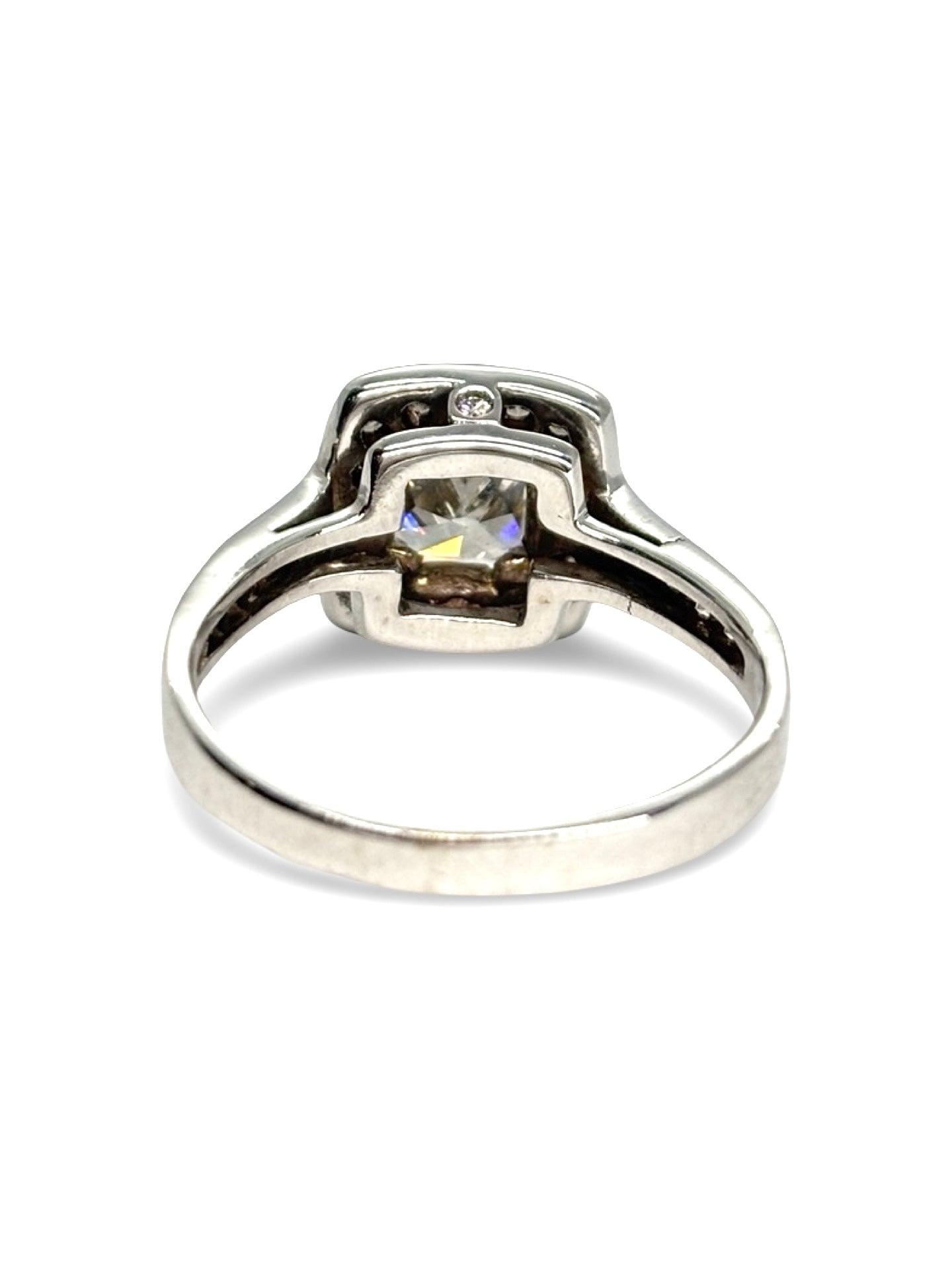 Bague solitaire en or blanc 18 carats sertie d'un diamant de 1,3 carat, au design intemporel et élégant. Cette bague met en valeur une pierre centrale éclatante grâce à une monture raffinée qui maximise sa brillance. Idéale comme bague de fiançailles ou bijou d'exception, elle associe la pureté de l'or blanc à l'éclat du diamant pour un style classique et sophistiqué.