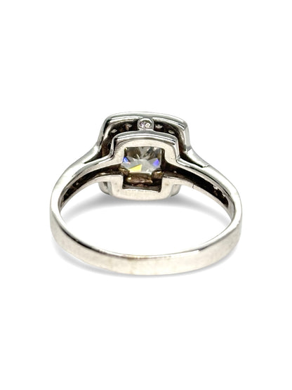 Bague solitaire en or blanc 18 carats sertie d'un diamant de 1,3 carat, au design intemporel et élégant. Cette bague met en valeur une pierre centrale éclatante grâce à une monture raffinée qui maximise sa brillance. Idéale comme bague de fiançailles ou bijou d'exception, elle associe la pureté de l'or blanc à l'éclat du diamant pour un style classique et sophistiqué.