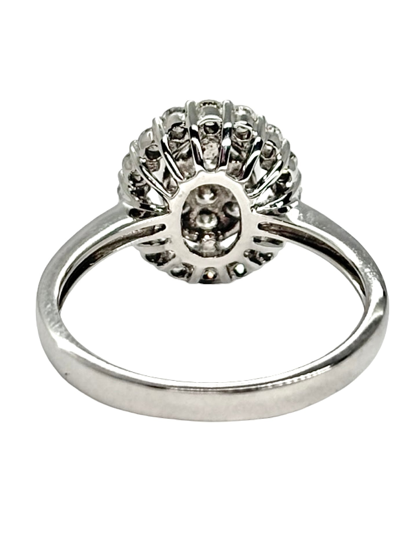 Bague en or blanc 18K sertie de diamants totalisant 1 ct. Cette bague de joaillerie élégante met en valeur l’éclat naturel des diamants sur un anneau en or blanc 18 carats. Son design raffiné et intemporel en fait un bijou précieux idéal pour sublimer une tenue au quotidien ou lors d’une occasion spéciale. Une bague diamant en or blanc 18K alliant élégance, finesse et sophistication.