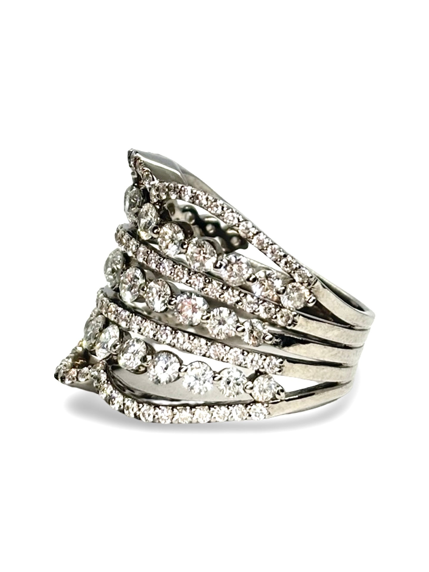Bague en or blanc 18 carats sertie de diamants pour un poids total de 2,5 carats. Ce bijou raffiné met en valeur l’éclat naturel des diamants grâce à une monture élégante et lumineuse. Son design intemporel en fait un choix idéal pour une occasion spéciale, des fiançailles ou pour enrichir une collection de joaillerie d’exception.
