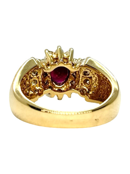 Bague en or jaune 14K sertie d’un rubis de 1 ct et de diamants naturels totalisant environ 0,50 ct. Cette bague de joaillerie associe la chaleur de l’or jaune 14 carats à l’intensité du rubis et à l’éclat des diamants. Son design élégant et raffiné met en valeur les pierres précieuses pour créer un bijou intemporel et sophistiqué. Une bague rubis et diamant idéale pour sublimer une tenue au quotidien ou lors d’une occasion spéciale.