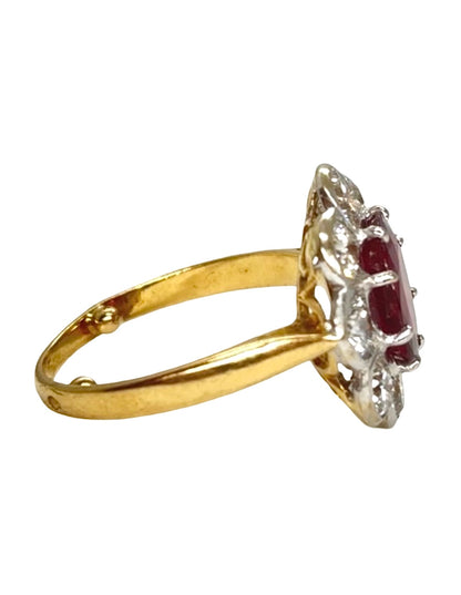 Bague en or jaune 18K sertie d’un rubis de 1,79 ct et ornée de diamants d’un poids total de 1,80 ct. Cette bague de joaillerie raffinée associe la chaleur de l’or jaune 18 carats à l’éclat des diamants et à la couleur intense du rubis. Un bijou précieux et élégant, idéal pour une occasion spéciale ou pour apporter une touche sophistiquée à une tenue. Une pièce intemporelle pour les amateurs de rubis, diamants et bijoux en or jaune.