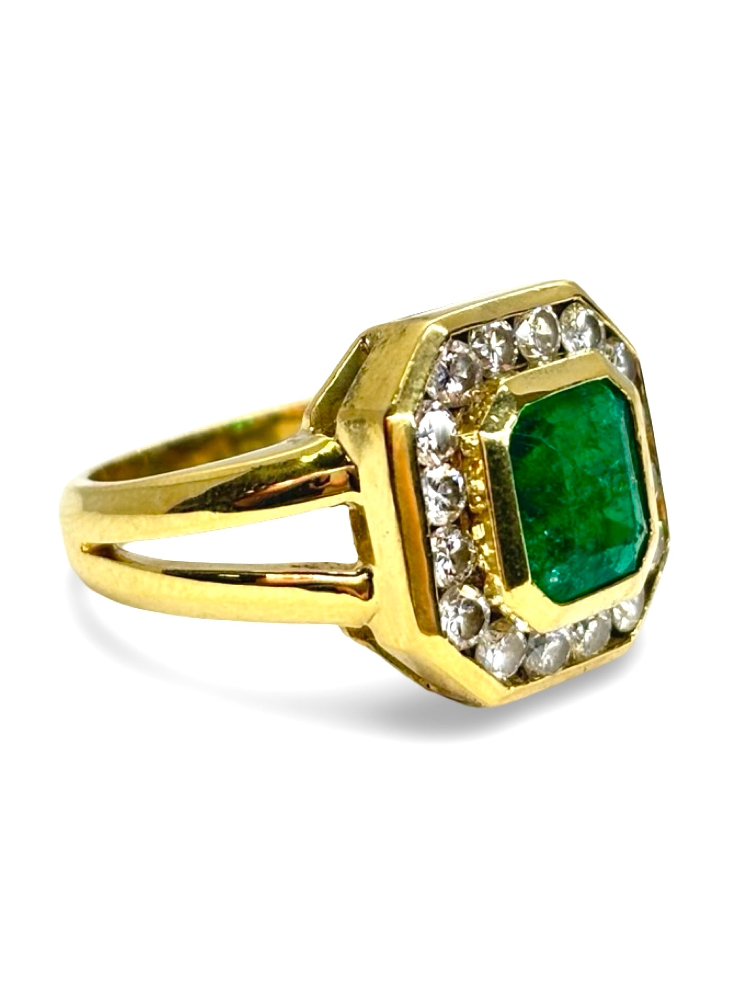 Bague en or jaune 18 carats sertie d’une émeraude naturelle de 1,80 carat, sublimée par des diamants totalisant 0,50 carat. Cette création raffinée met en valeur l’éclat du vert profond de l’émeraude associé à la brillance des diamants. Élégante et intemporelle, cette bague de joaillerie convient aussi bien pour une occasion spéciale que pour enrichir une collection de bijoux précieux. Design sophistiqué, finitions soignées et pierres de qualité.
