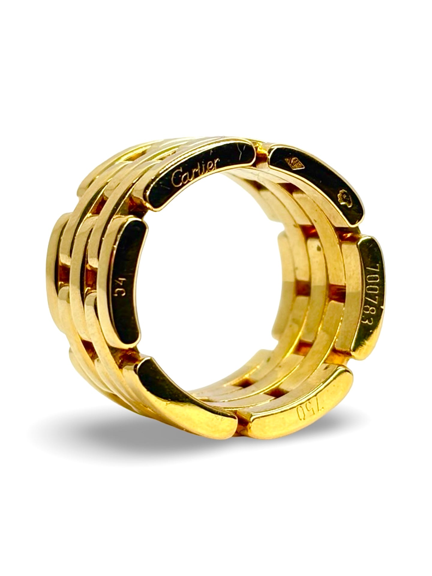 Bague Cartier Maillon Panthère en or jaune 18 carats, inspirée de l’emblématique motif panthère de la maison de joaillerie. Son design sculptural à maillons entrelacés offre une allure à la fois moderne et intemporelle. Réalisée en or jaune 18K, cette bague se distingue par ses volumes harmonieux, son éclat chaleureux et ses finitions soignées. Élégante et raffinée, elle constitue un bijou de caractère idéal pour enrichir une collection de joaillerie de prestige.
