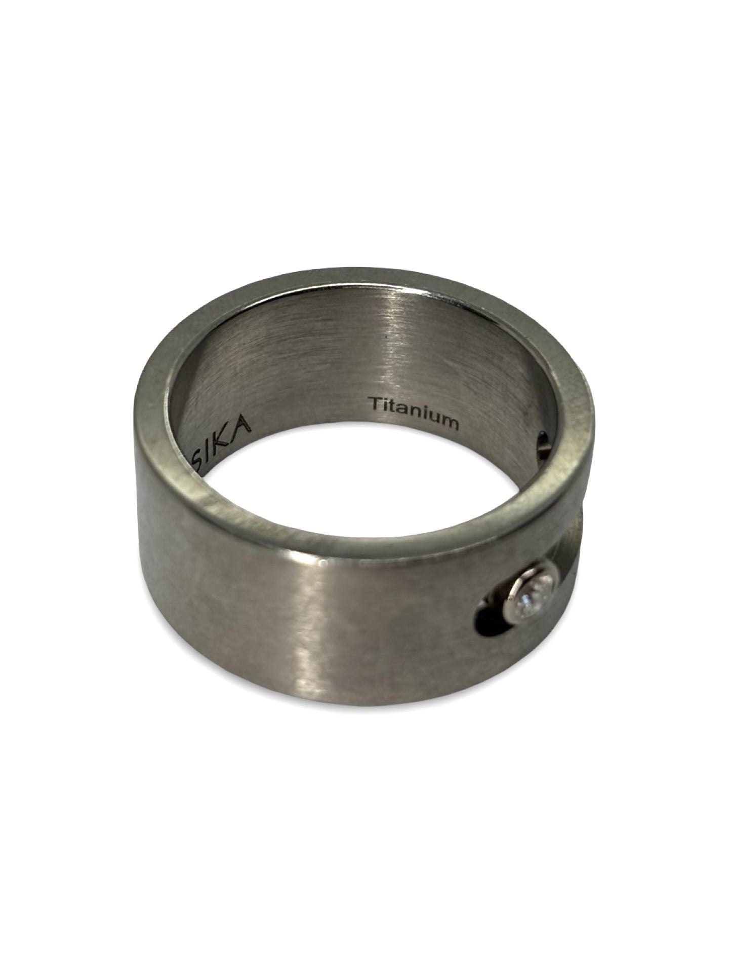 Sublimez votre style avec la bague Messika Move, une pièce joaillière emblématique au design moderne et raffiné. Cet anneau d’exception, issu de la célèbre collection Move de Messika, incarne l’élégance intemporelle. Ce bijou Messika Move, véritable création haut de gamme, séduit par son éclat et son raffinement.