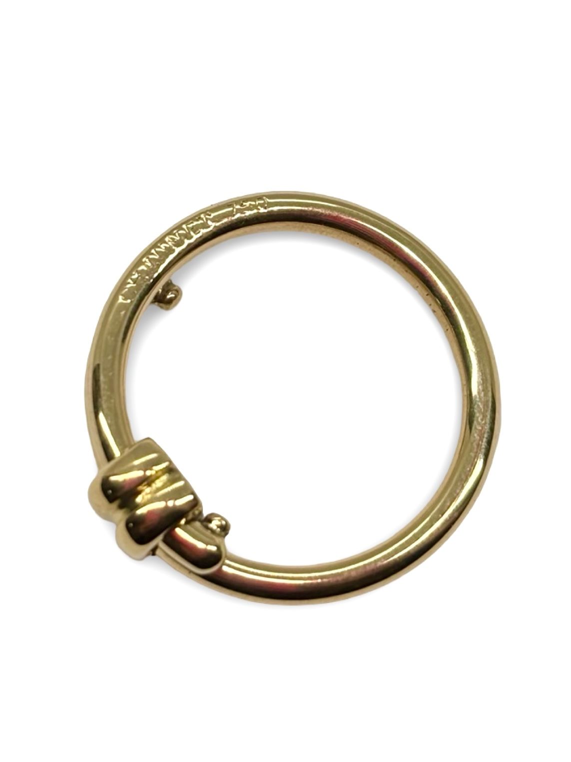 Élégante et intemporelle, la bague signée Chaumet en or jaune reflète tout le savoir-faire d’une grande Maison de joaillerie. Conçue avec soin et raffinement, elle incarne le luxe à la française. Ce bijou précieux, symbole d’élégance et de distinction, s’adresse aux amateurs de créations joaillières authentiques et exclusives.