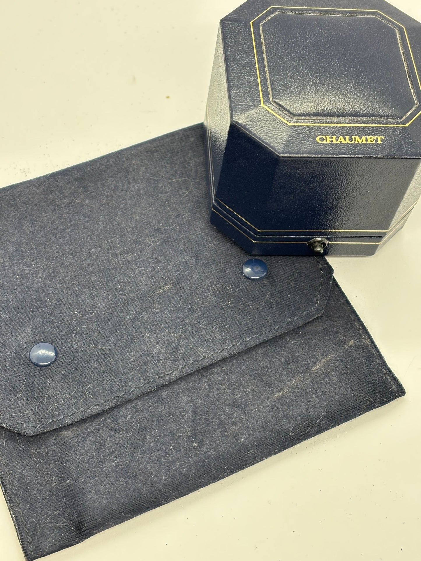 Raffinée et intemporelle, la bague Chaumet en or jaune met à l’honneur un superbe saphir cabochon, sublimé par l’éclat délicat de diamants 0,09 ct. Symbole d’élégance et de savoir-faire joaillier, ce bijou d’exception allie la profondeur du saphir à la brillance des diamants, pour une création luxueuse et unique.