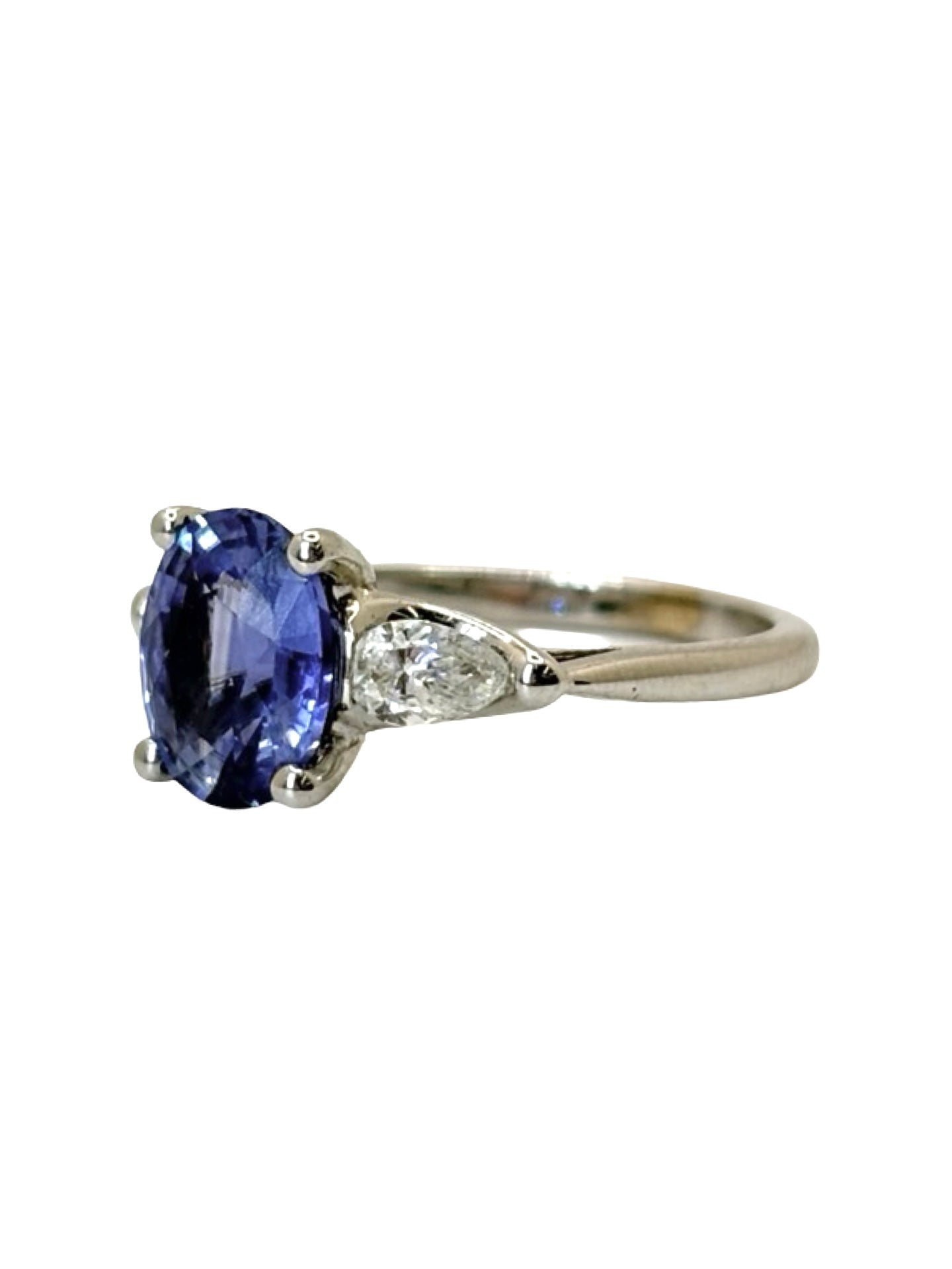 Bague en or blanc 18K sublimée par un magnifique saphir de Ceylan de 2,1 carats, entouré de diamants totalisant 0,38 carat. Cette bague d'exception allie l'éclat intemporel de l'or blanc à la profondeur du saphir naturel et à la brillance des diamants. Idéale comme bague de fiançailles, cadeau précieux ou bijou de luxe, elle séduit par son élégance raffinée et son style intemporel.