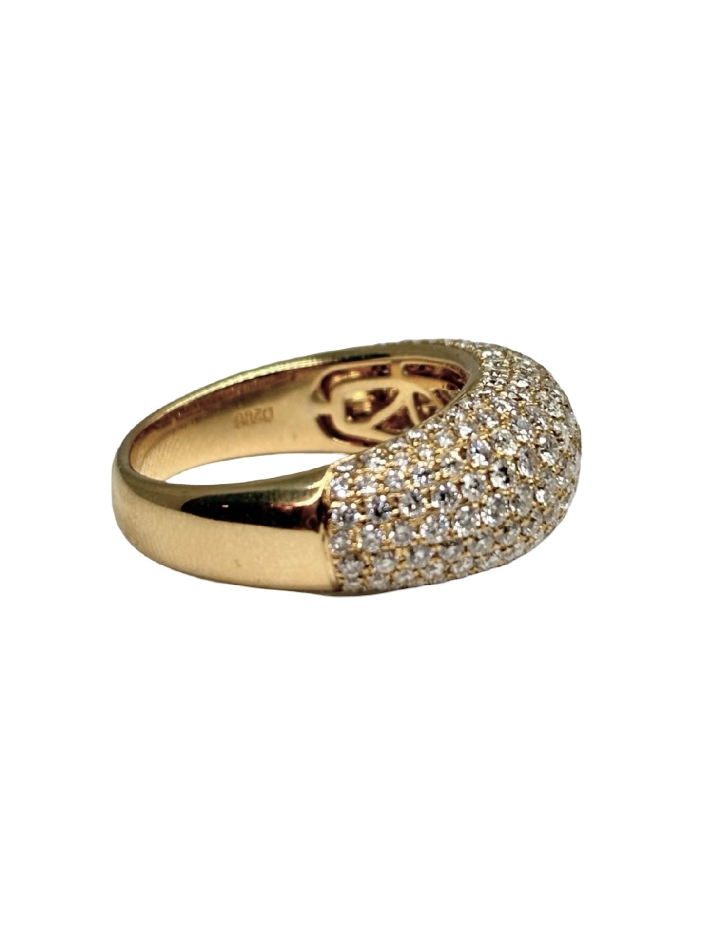 Bague en or jaune 18K (750‰) sertie de diamants totalisant 2,06 carats. Cette bague de luxe allie l'éclat chaleureux de l'or jaune à la brillance exceptionnelle des diamants pour offrir un bijou raffiné et intemporel. Idéale comme bague de fiançailles, bague de cérémonie ou cadeau d'exception, elle séduit par son élégance et son savoir-faire joaillier. Un modèle précieux conçu pour sublimer chaque occasion et traverser le temps avec élégance.