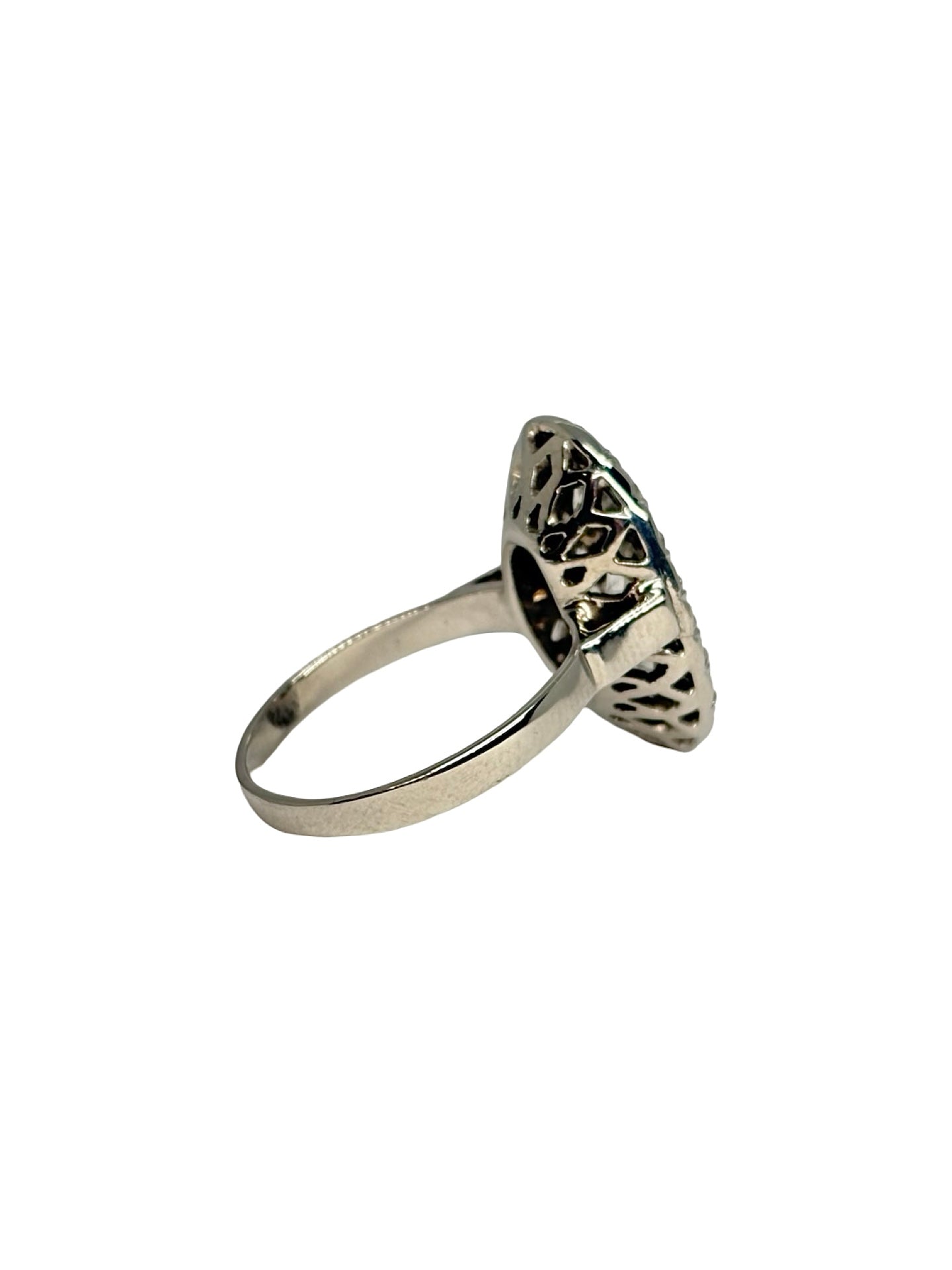 Superbe bague ancienne en or blanc 18K (750/1000) ornée de précieux diamants pour un poids total de 1,40 carat. Ce bijou vintage d'exception se distingue par son travail d'orfèvrerie raffiné et la pureté de son or blanc, offrant un éclat intemporel et élégant. En très bon état, cette bague de caractère associe le charme du style ancien à une brillance remarquable. Une pièce de haute joaillerie idéale pour enrichir une collection ou célébrer une occasion spéciale.