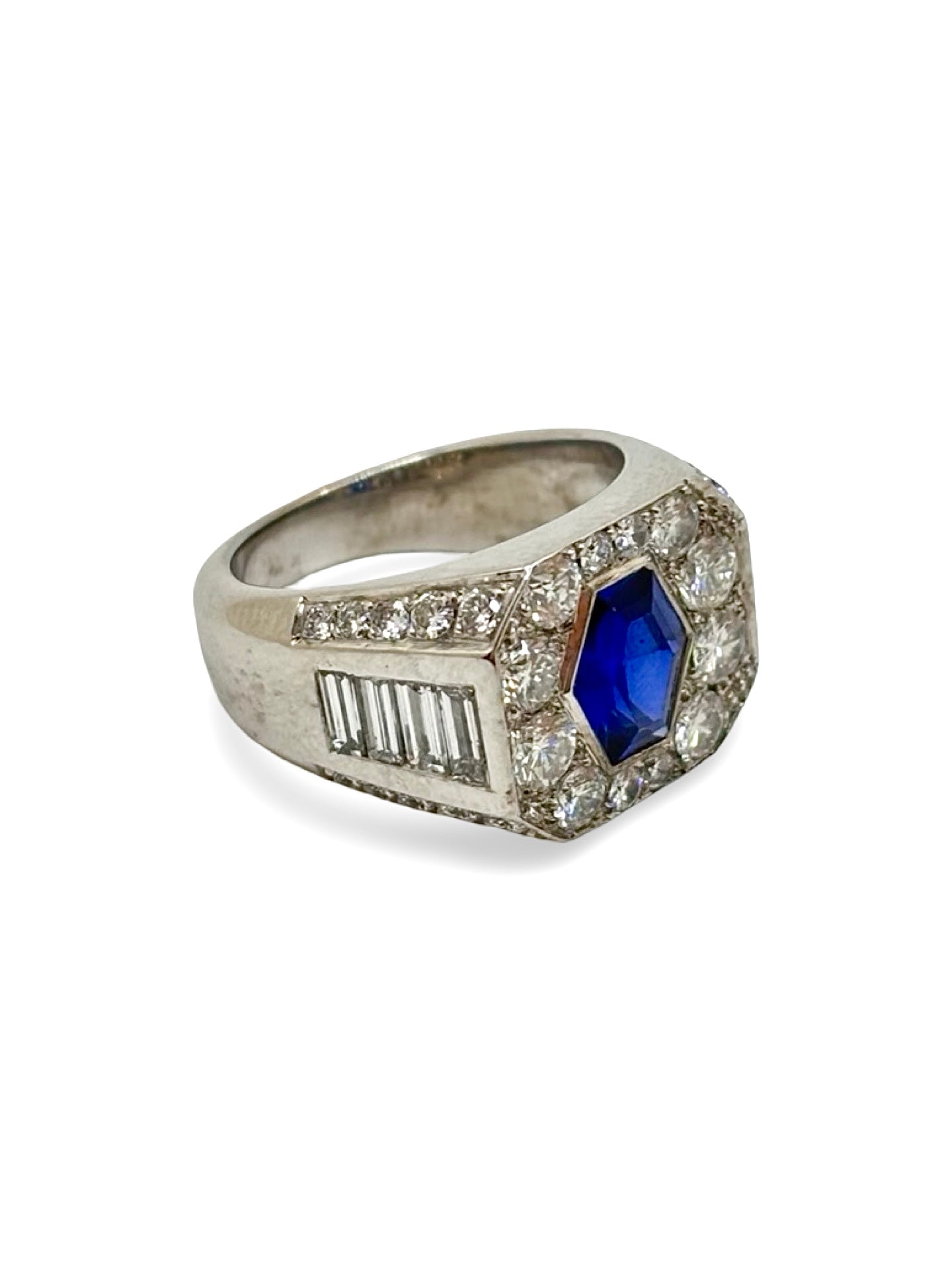 Bague en or blanc 18 carats mettant en valeur un somptueux saphir de 1,5 carat entouré de diamants totalisant 1,88 carat. Ce bijou d’exception séduit par l’intensité du bleu du saphir et l’éclat des diamants. Une création élégante et intemporelle, idéale pour les amateurs de haute joaillerie et de pierres précieuses.