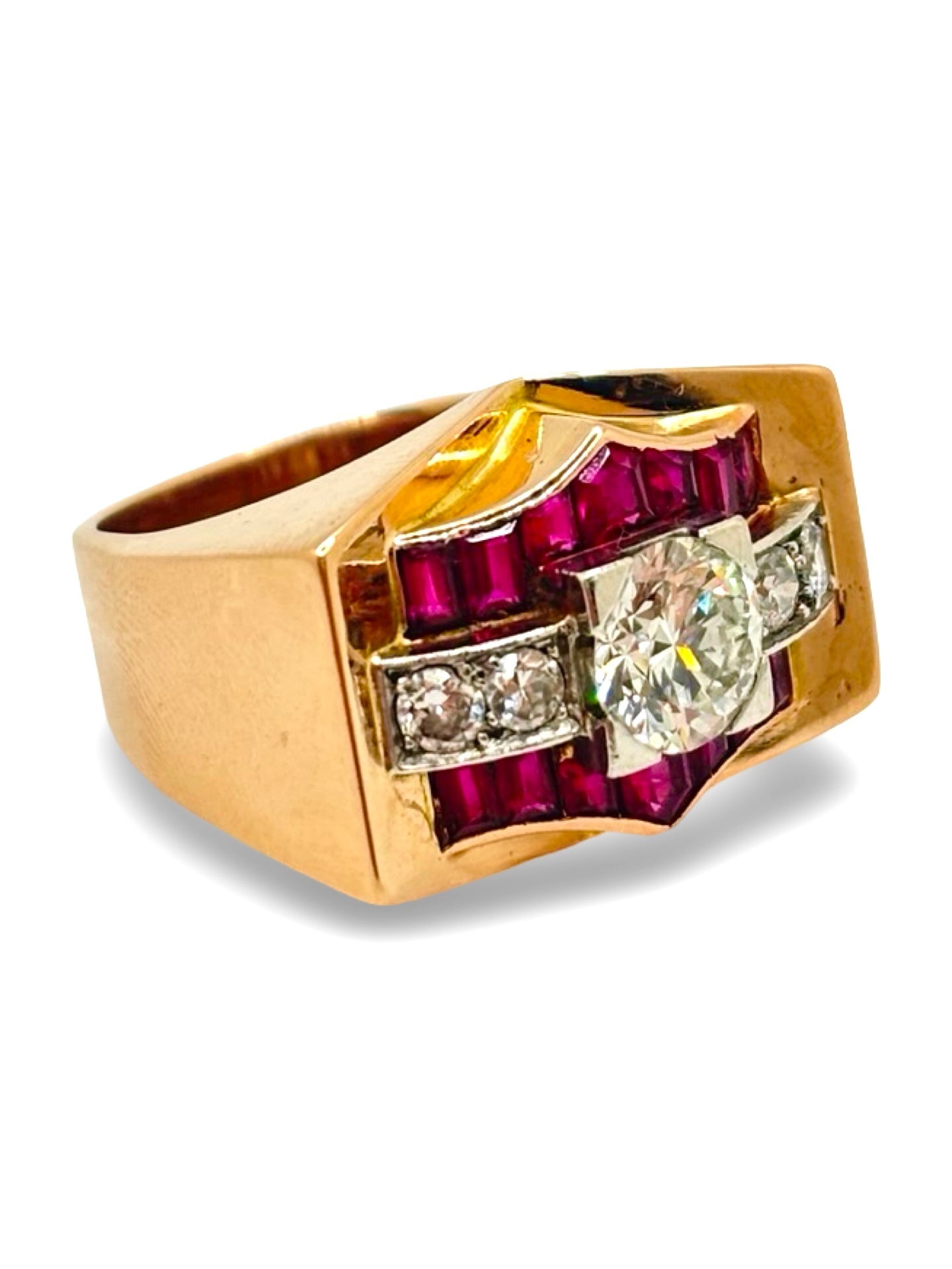 Bague Tank en or rose au design architectural, sertie de diamants totalisant 1,2 carat et d’un rubis de 0,50 carat. Ce bijou ancien allie lignes géométriques emblématiques du style Tank et pierres précieuses de qualité. Une bague élégante et structurée, idéale pour les amateurs de joaillerie vintage et de pièces de caractère.