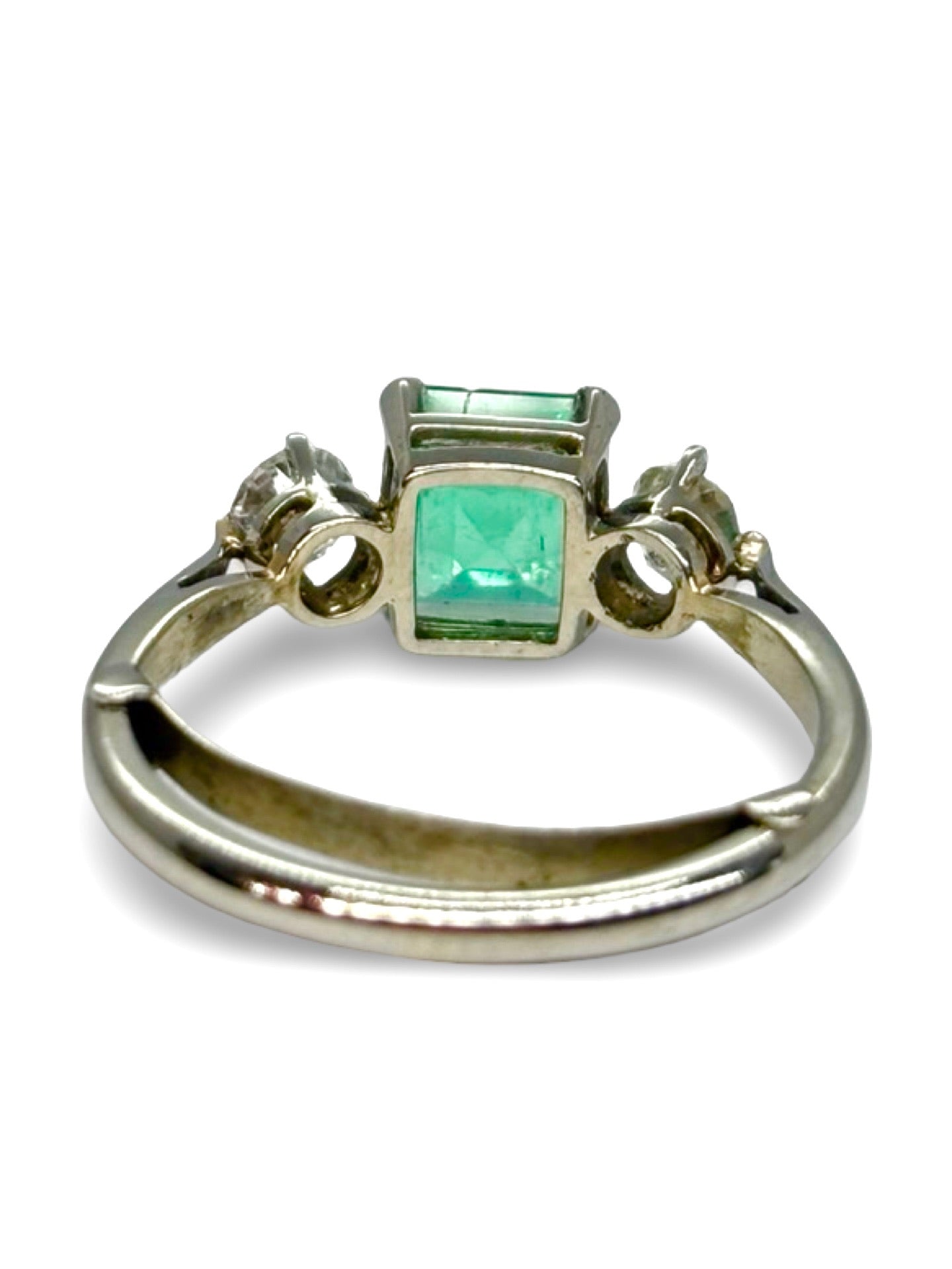 Bague ancienne en or blanc 18 carats ornée d’une émeraude de 0,80 carat et de diamants totalisant 0,30 carat. Ce bijou de style vintage séduit par son charme intemporel, l’intensité du vert de l’émeraude et l’éclat délicat des diamants. Élégante et raffinée, cette bague ancienne incarne le caractère, la féminité et le prestige d’une joaillerie de tradition.