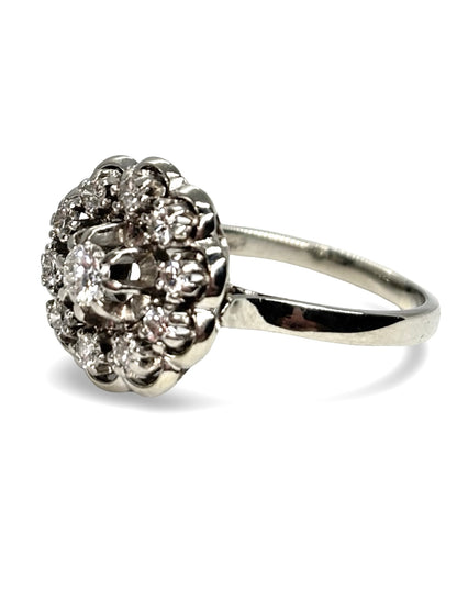 Élégante bague ancienne en or blanc et platine sertie de diamants totalisant 0,85 carat. Son design raffiné évoque le charme intemporel des bijoux d’époque. Alliance parfaite entre brillance et authenticité, cette création met en valeur l’éclat naturel des diamants pour un style vintage et sophistiqué.