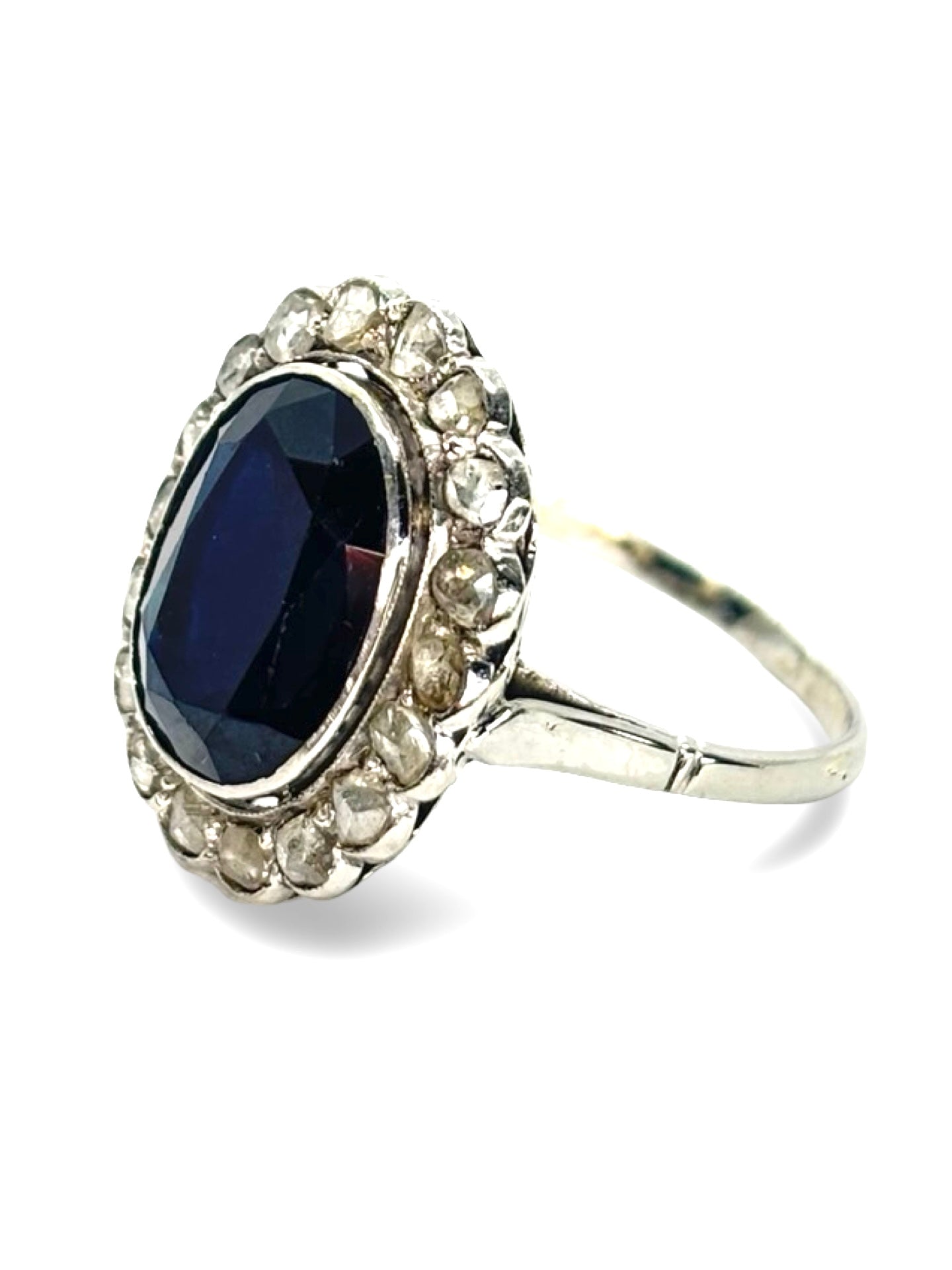 Bague ancienne en or blanc 18 carats sertie d’un saphir naturel de 5 carats, accompagné de diamants pour un poids total de 0,60 carat. Bijou de style vintage au charme intemporel, mettant en valeur l’intensité du saphir et l’éclat des diamants grâce à un sertissage raffiné. Pièce élégante et précieuse, idéale pour les amateurs de joaillerie ancienne et de bijoux de caractère.