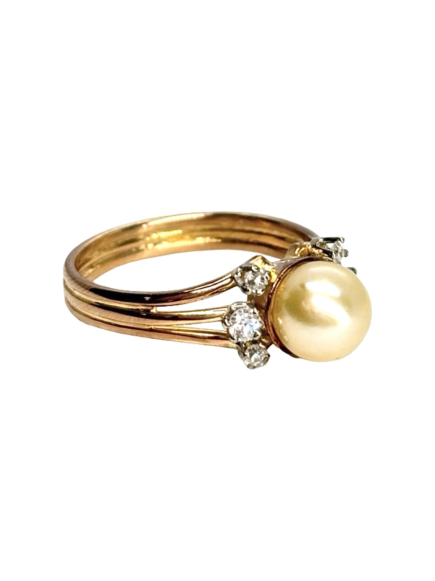 Bague ancienne en or jaune 18 carats mettant en valeur une élégante perle entourée de diamants totalisant 0,15 carat. Ce bijou de style vintage séduit par son raffinement intemporel, son éclat délicat et ses finitions soignées. Une bague ancienne idéale pour les amateurs de joaillerie de caractère, alliant la douceur de la perle à la brillance des diamants.
