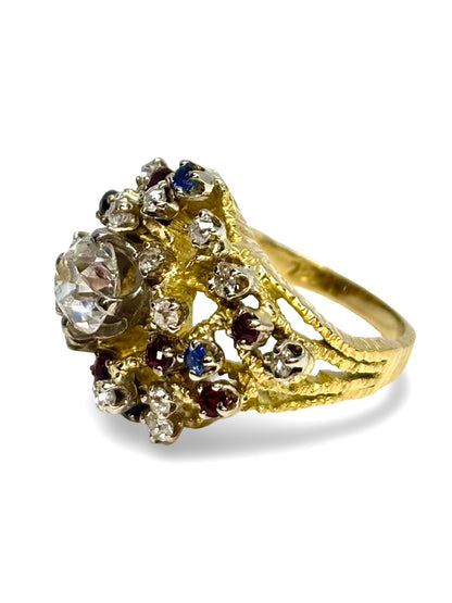Bague ancienne en or jaune 18 carats sertie de diamants 1,40 ct, saphirs 0,20 ct et rubis 0,30 ct. Ce bijou de caractère séduit par son style vintage et son harmonie de pierres précieuses aux couleurs éclatantes. Idéale pour les amateurs de pièces uniques, elle apporte une touche d’élégance intemporelle et de raffinement à chaque tenue.
