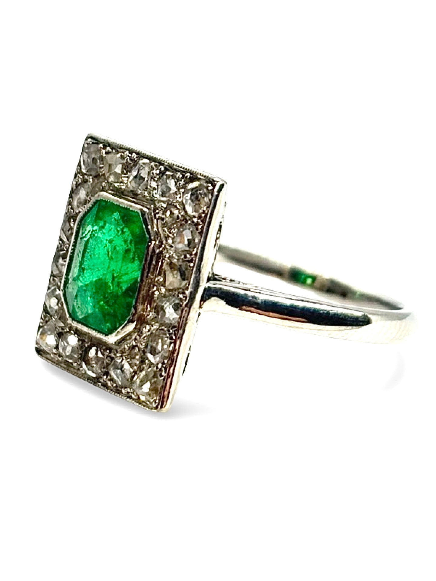 Bague ancienne en platine ornée d’une émeraude naturelle de 1,20 carat, accompagnée de diamants pour un total de 0,30 carat. Bijou ancien raffiné au style vintage, mettant en valeur une pierre verte intense et un sertissage élégant. Idéale pour les amateurs de joaillerie ancienne, de bagues en platine et de pierres précieuses authentiques.