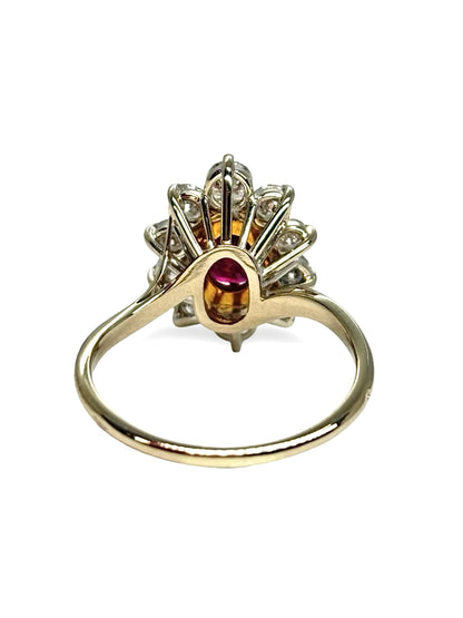 Bague marguerite en or blanc 18 carats ornée d’un rubis naturel non chauffé de 1,54 carat, entouré d’un halo de diamants totalisant 1,68 carat. Cette bague ancienne séduit par son élégance intemporelle, l’éclat de ses diamants et la couleur profonde de son rubis. Bijou raffiné idéal pour une collection, des fiançailles ou une occasion d’exception.