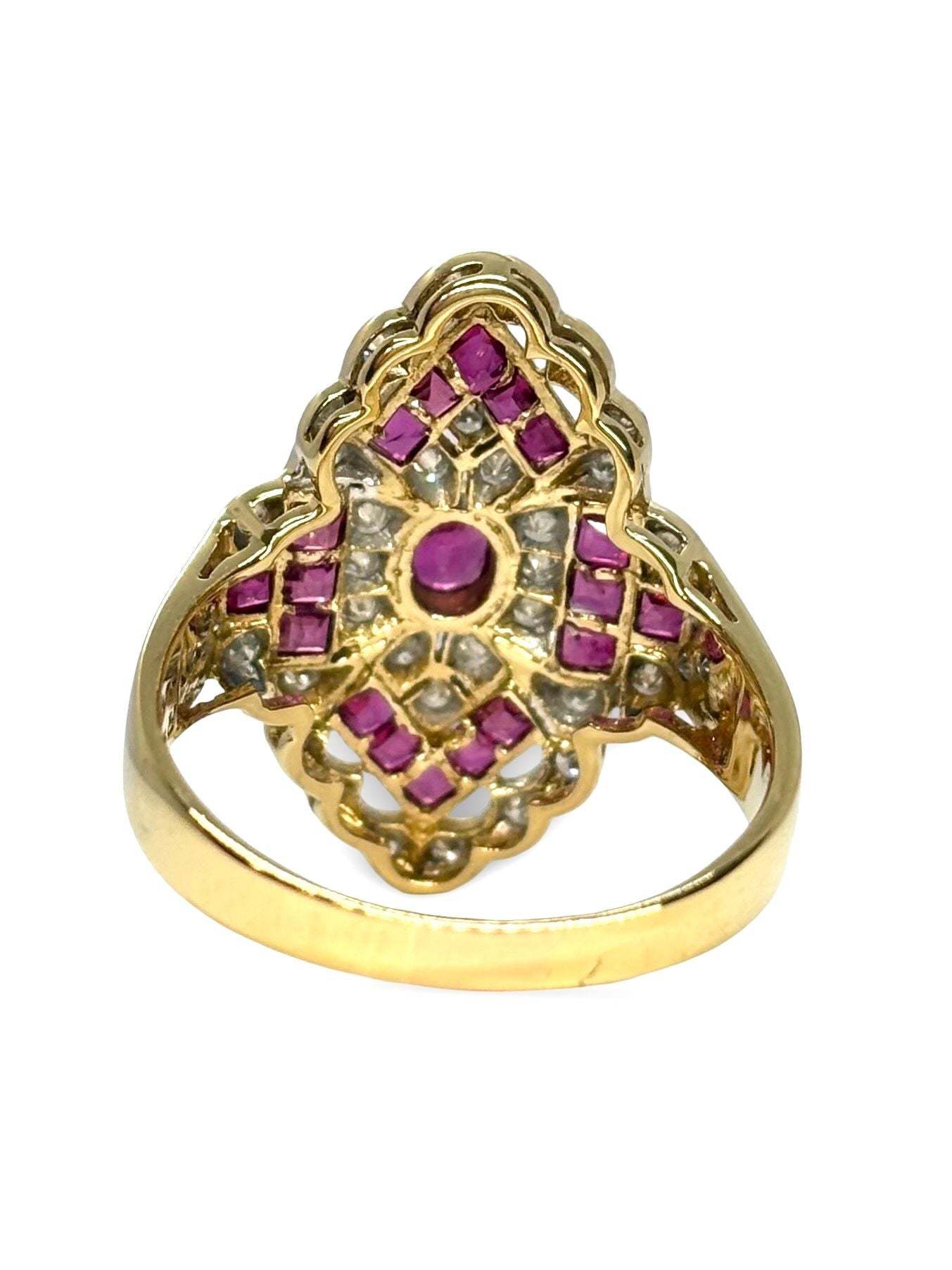 Superbe bague ancienne en or jaune 18 carats, ornée d’un rubis rouge profond de 0,80 ct entouré de 0,20 ct de diamants éclatants. Ce bijou au charme vintage incarne l’élégance intemporelle et la richesse des pierres précieuses. Idéal pour les amatrices de pièces uniques au style rétro.