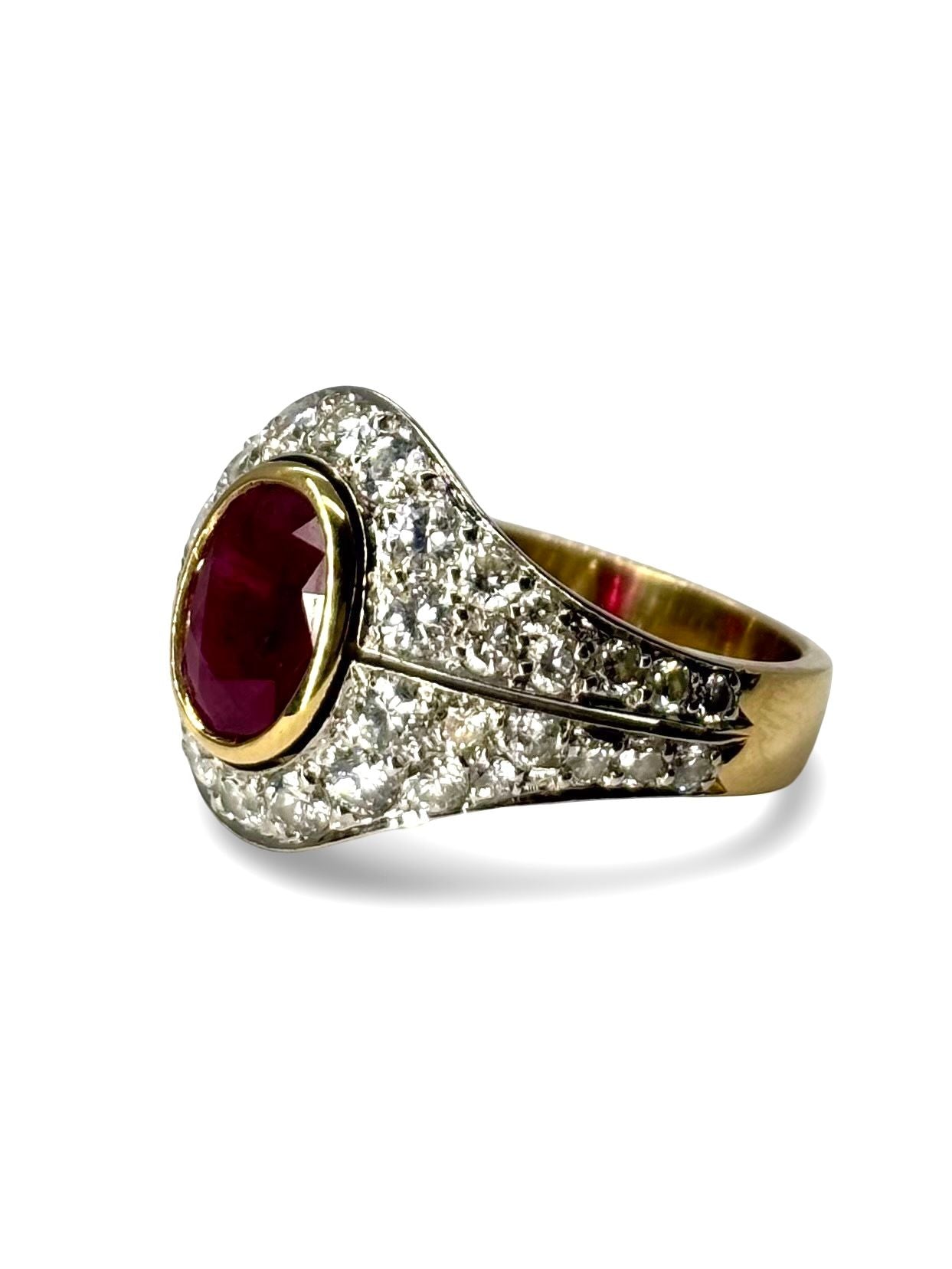 Majestueuse bague ancienne en or jaune 18 carats, sublimée par un rubis profond de 1,5 ct et entourée de 1 ct de diamants éclatants. Ce bijou d’époque au charme intemporel incarne l’élégance et la noblesse des pierres précieuses. Parfaite pour les passionnés de pièces rares et raffinées.