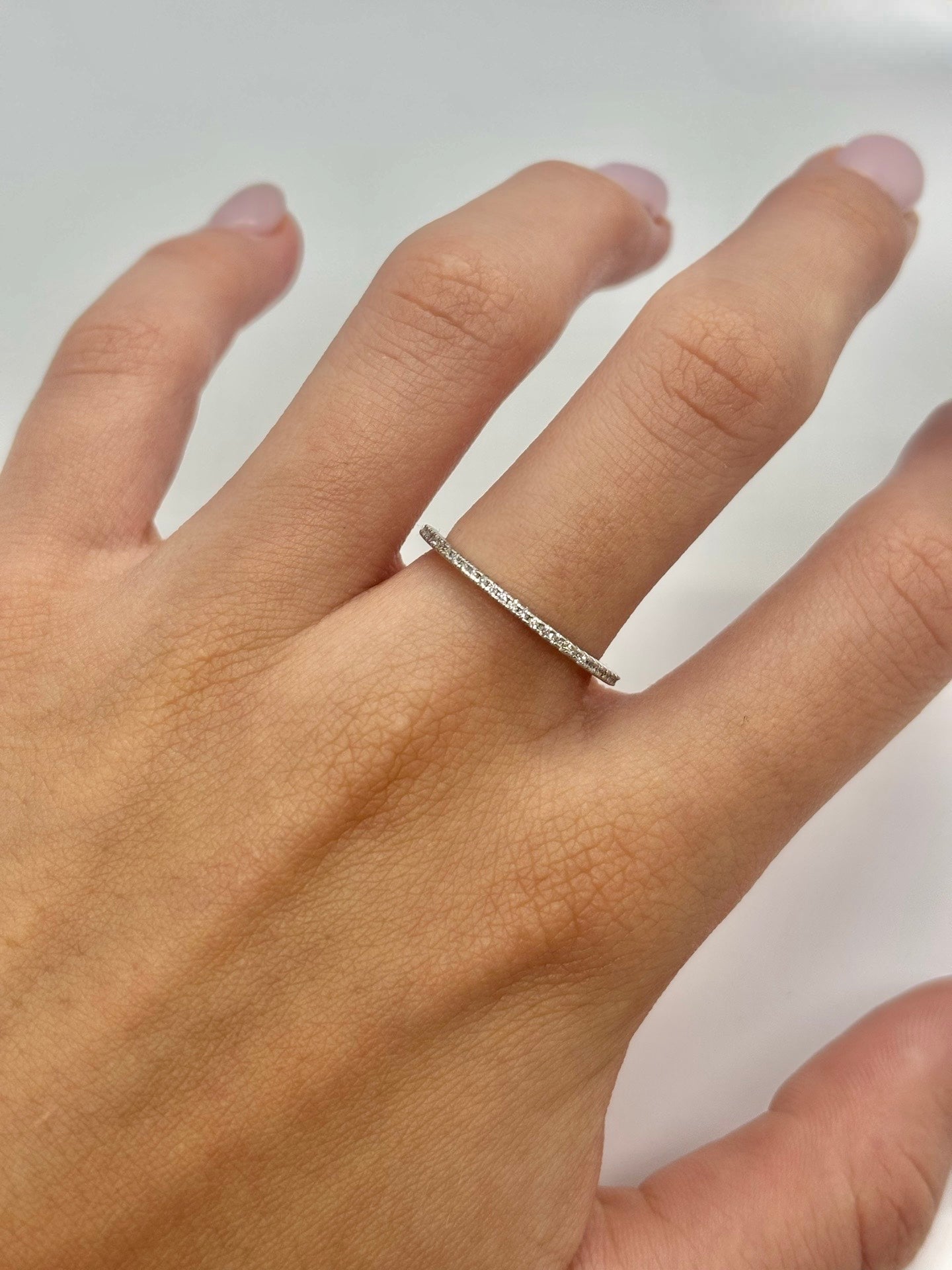 Demi-alliance en or blanc 18 carats sertie de diamants pour un poids total de 0,30 carat. Cette bague élégante séduit par son design intemporel et l’éclat de ses pierres, soigneusement alignées sur la moitié de l’anneau. Idéale comme alliance, bague de mariage, cadeau d’anniversaire ou bijou du quotidien, elle s’accorde facilement avec une bague de fiançailles ou peut être portée seule pour un style raffiné.