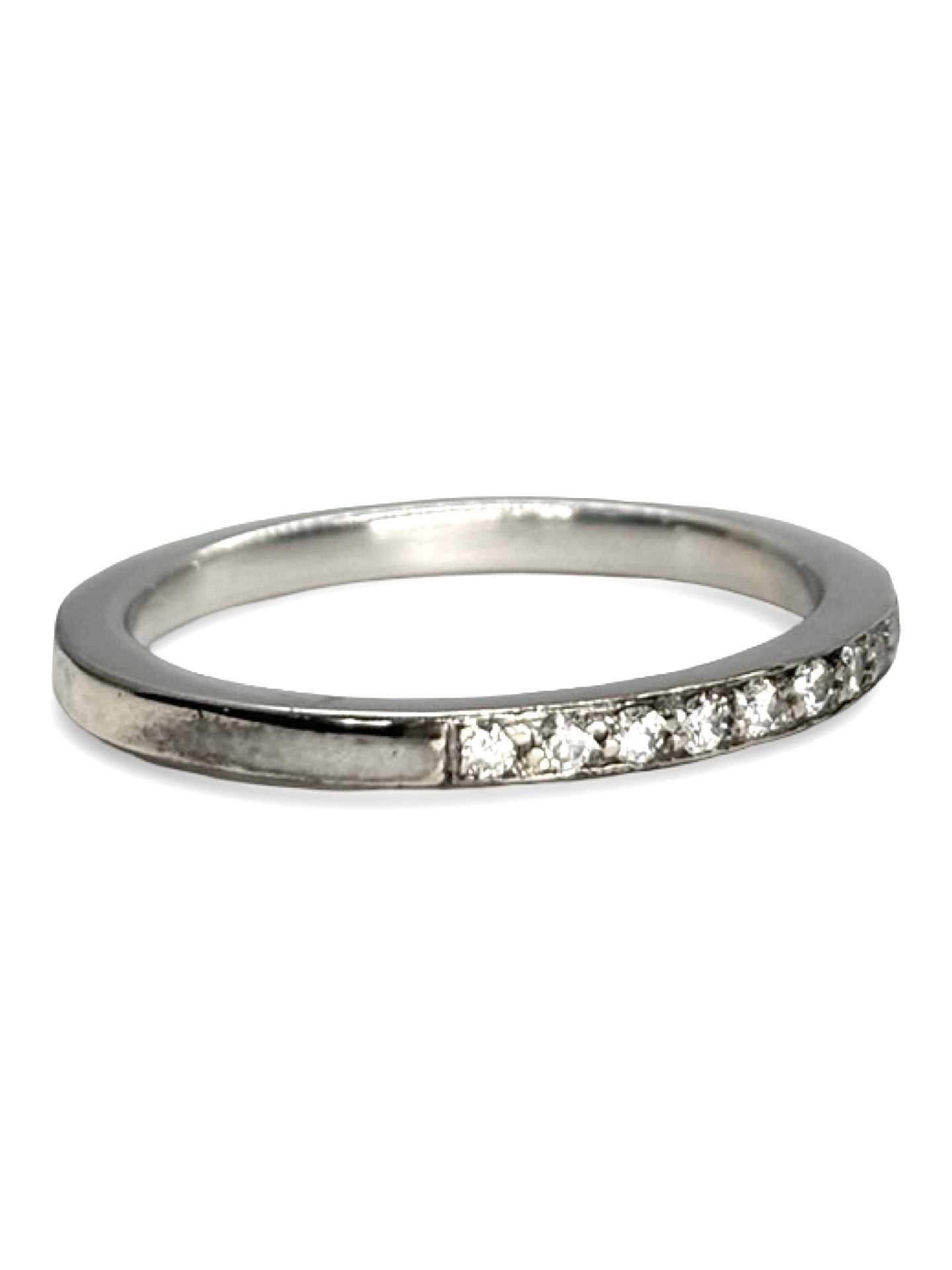 Demi-alliance en or blanc 18 carats sertie de diamants pour un poids total de 0,25 carat. Élégante et raffinée, cette bague apporte un éclat subtil et une touche précieuse au doigt. Idéale pour compléter un solitaire ou être portée seule, elle combine sophistication et style intemporel, offrant un bijou classique et lumineux pour chaque occasion.