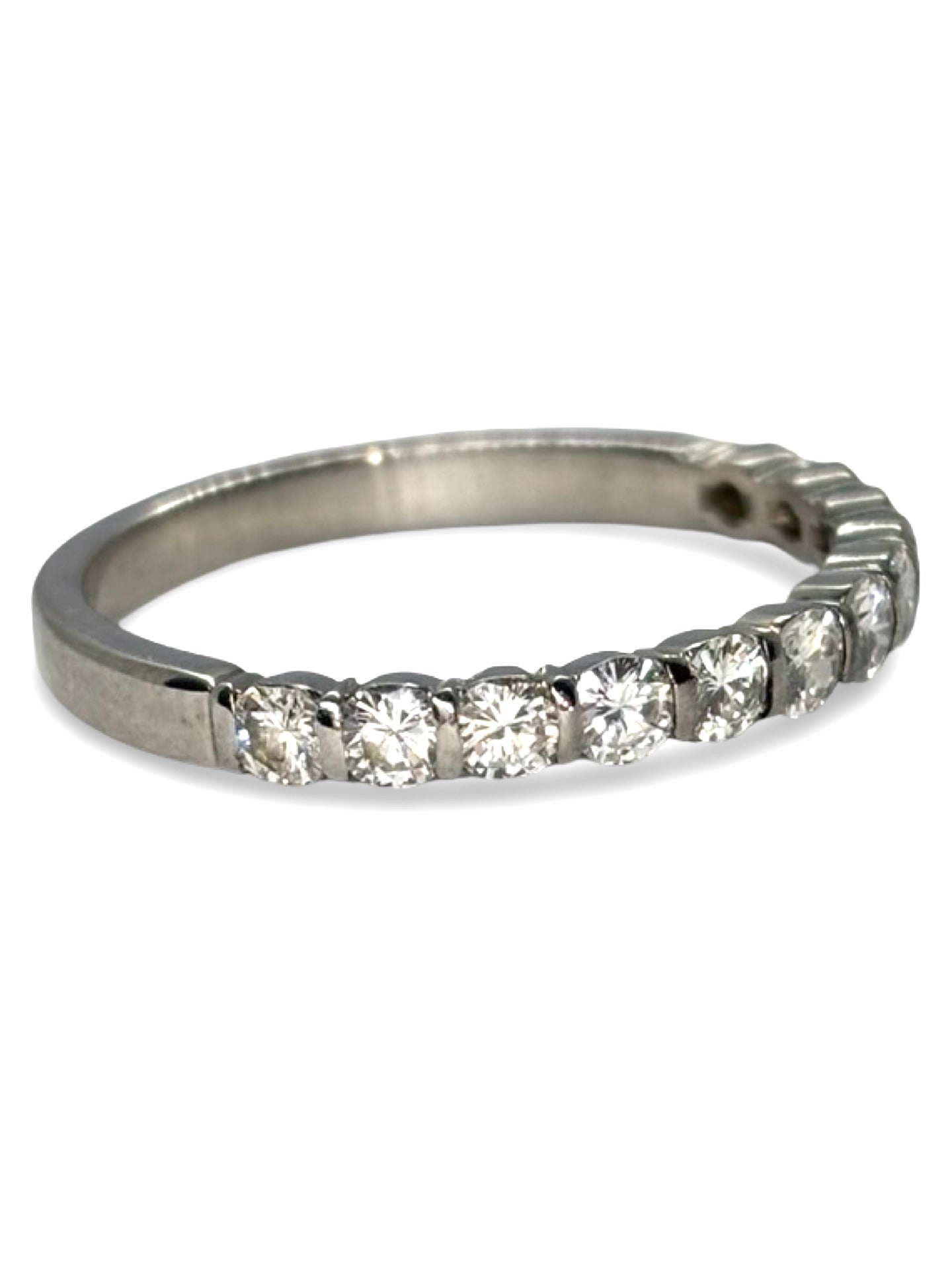 Demi-alliance en or blanc 18 carats sertie de diamants totalisant 0,75 carat. Ce bijou raffiné séduit par son éclat discret et élégant, idéal pour symboliser un engagement ou compléter une bague de mariage. Une demi-alliance précieuse qui allie finesse, brillance et modernité pour sublimer la main au quotidien ou lors d’occasions spéciales.