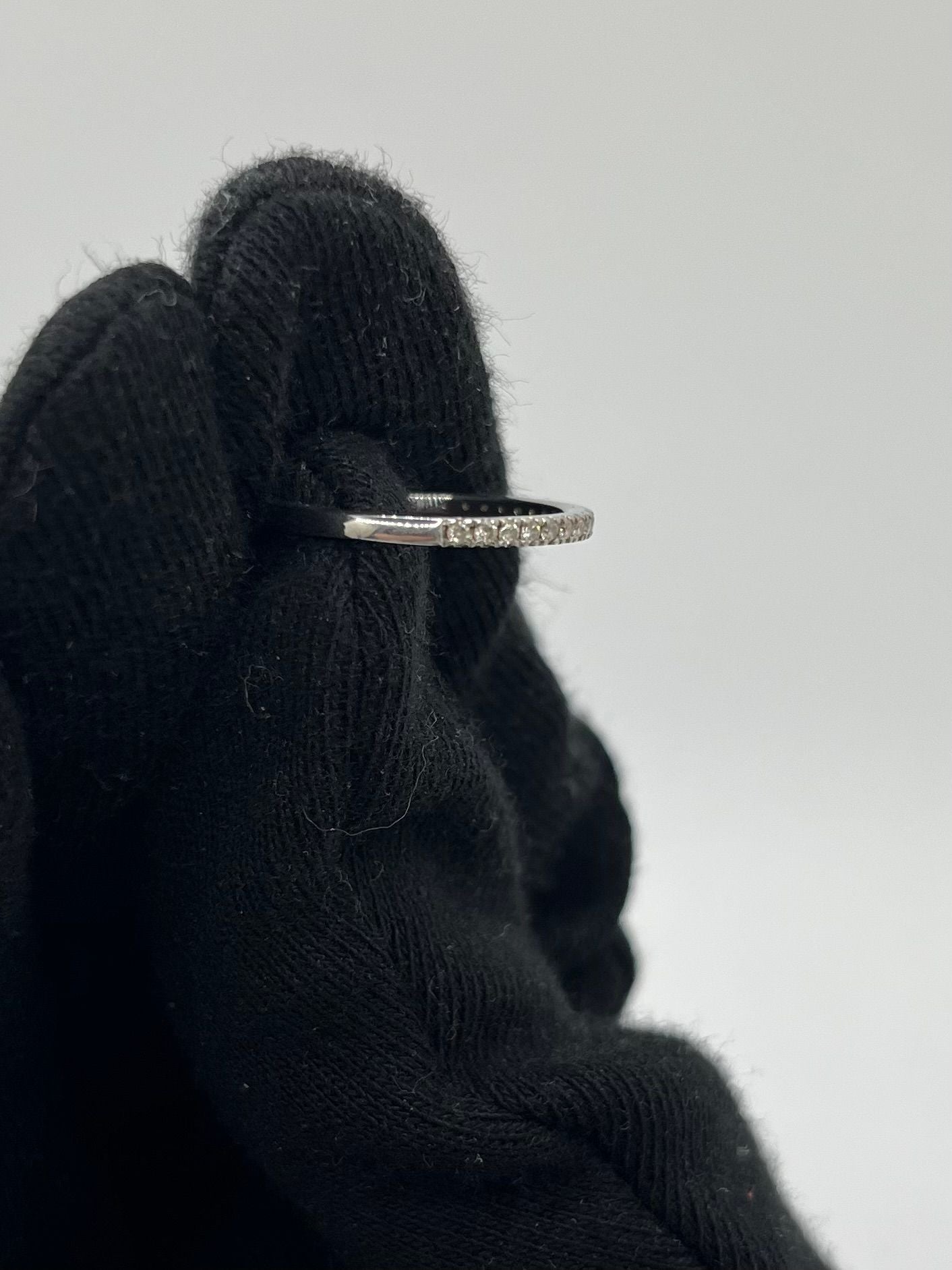 Craquez pour cette demi-alliance en or blanc, délicatement sertie de diamants totalisant 0,19 ct. Son design épuré et raffiné en fait un bijou idéal à porter seul ou en accumulation. Symbole d’amour et de raffinement, cette bague demi-alliance allie sobriété et éclat, parfaite pour célébrer un moment précieux ou sublimer le quotidien. 