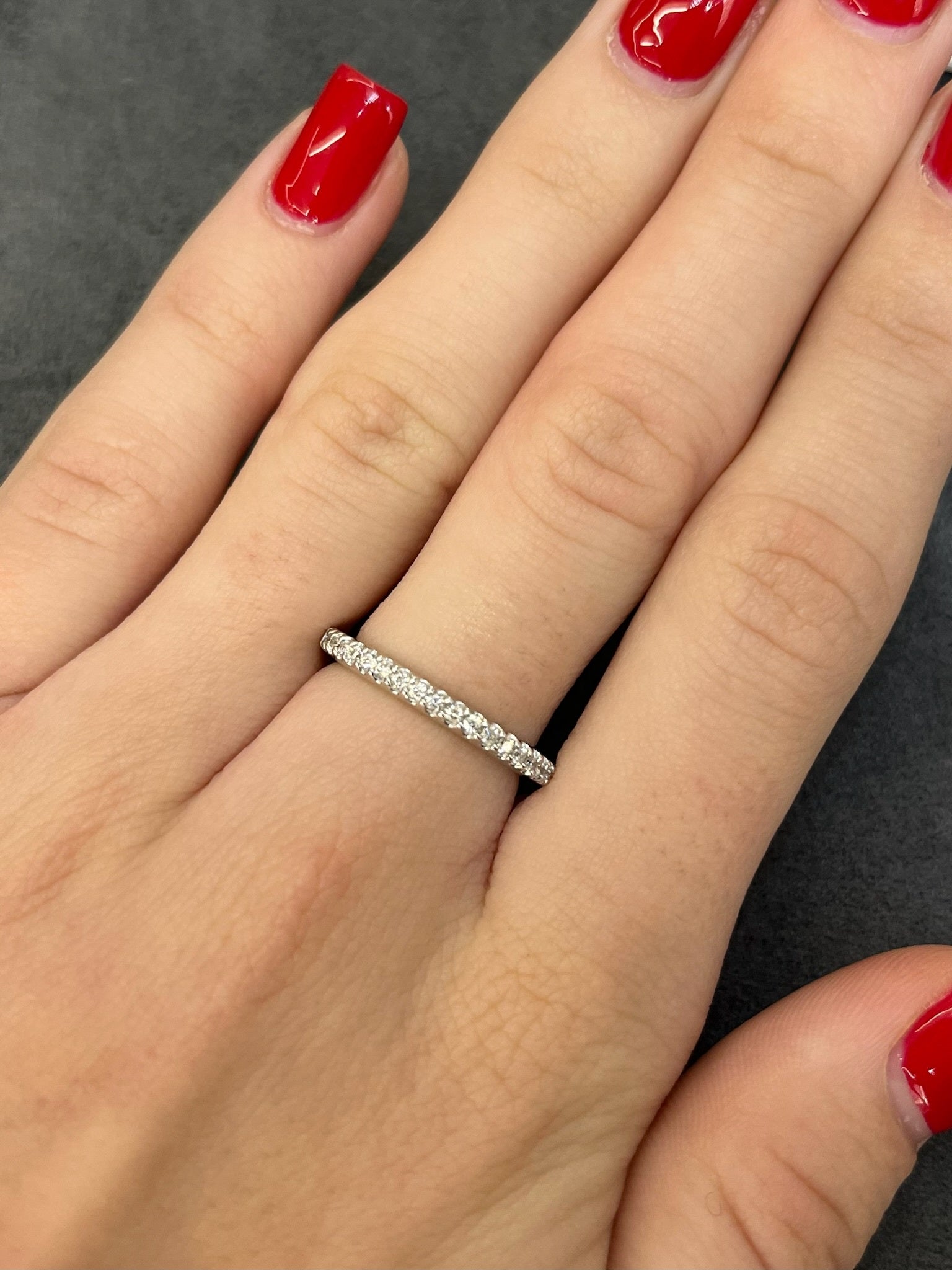 Offrez-vous une touche d’éclat avec cette magnifique bague demi-alliance en or blanc, délicatement sertie de 19 diamants naturels pour un poids total de 0,29 carat. Idéale pour célébrer un moment précieux, elle allie finesse et sophistication pour sublimer chaque geste. Un bijou intemporel qui scintille avec élégance, parfait pour un mariage, des fiançailles ou un cadeau inoubliable.