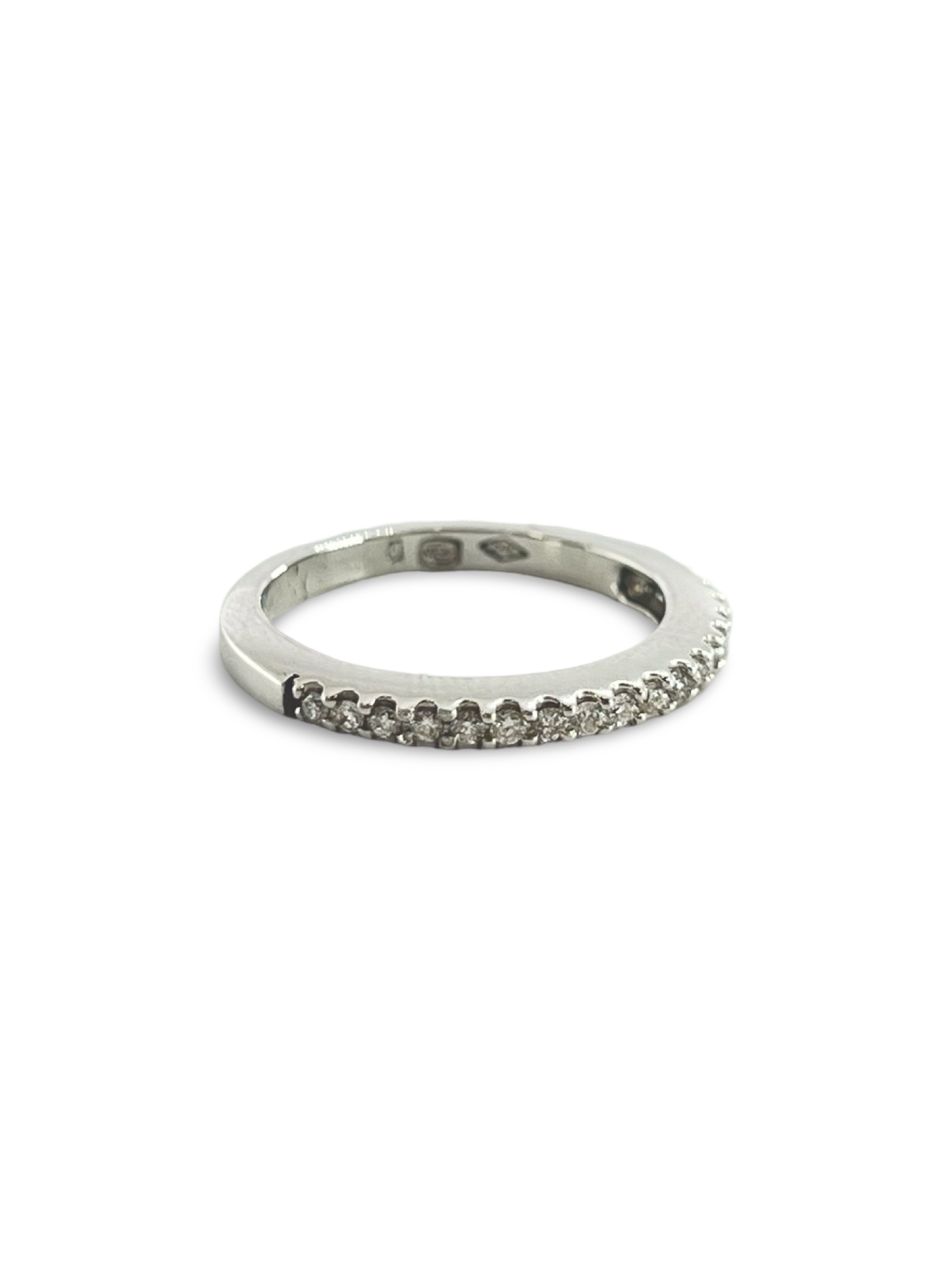 Offrez-vous une touche d’éclat avec cette magnifique bague demi-alliance en or blanc, délicatement sertie de 19 diamants naturels pour un poids total de 0,29 carat. Idéale pour célébrer un moment précieux, elle allie finesse et sophistication pour sublimer chaque geste. Un bijou intemporel qui scintille avec élégance, parfait pour un mariage, des fiançailles ou un cadeau inoubliable.
