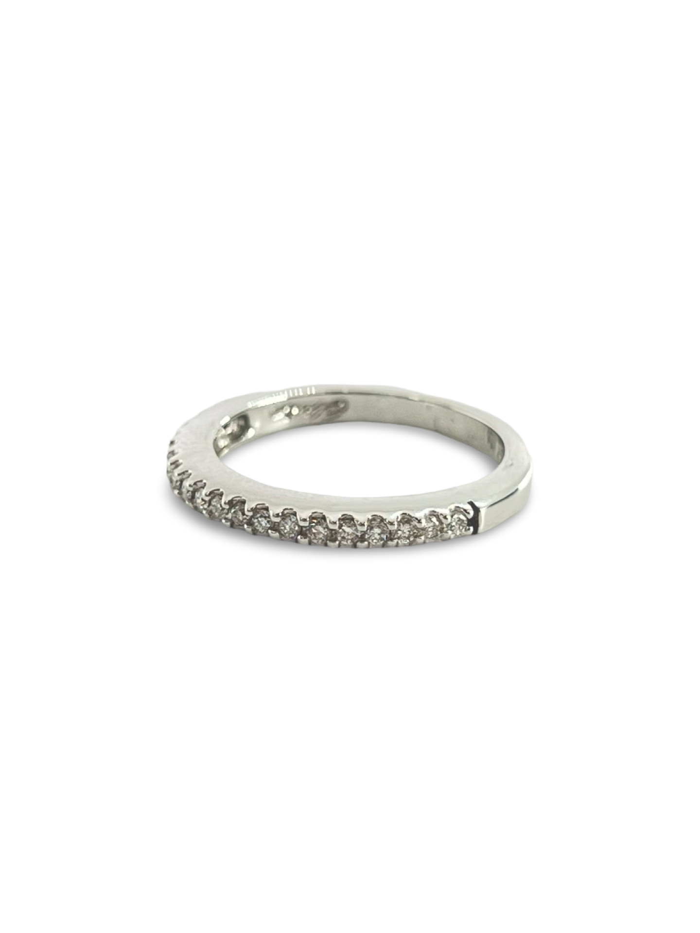Offrez-vous une touche d’éclat avec cette magnifique bague demi-alliance en or blanc, délicatement sertie de 19 diamants naturels pour un poids total de 0,29 carat. Idéale pour célébrer un moment précieux, elle allie finesse et sophistication pour sublimer chaque geste. Un bijou intemporel qui scintille avec élégance, parfait pour un mariage, des fiançailles ou un cadeau inoubliable.