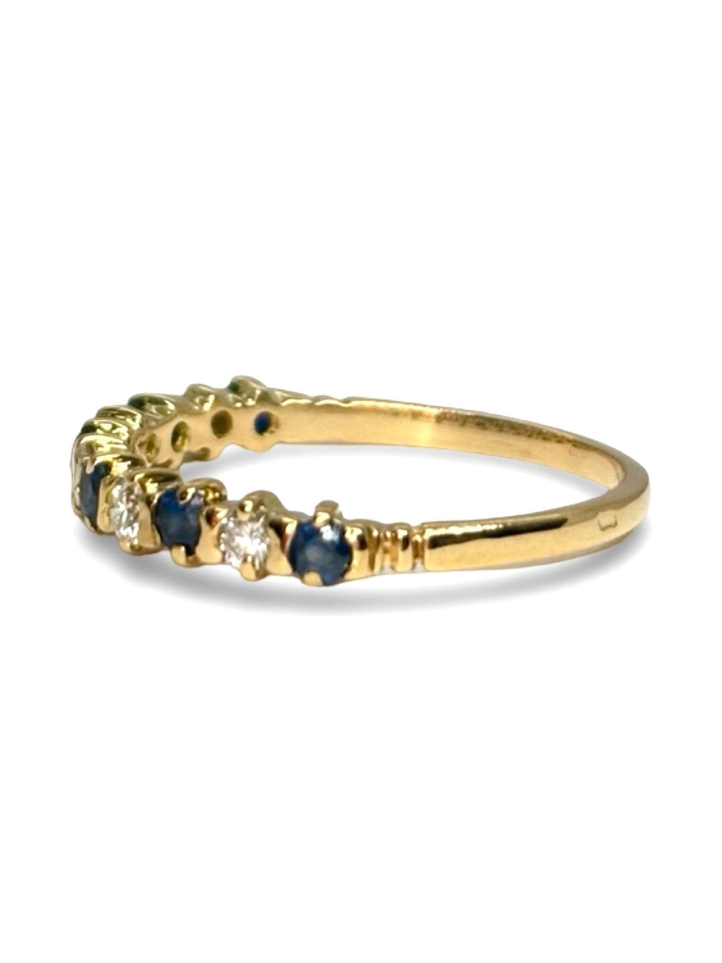 Demi-alliance en or jaune 18 carats sertie de saphirs et diamants totalisant 0,40 carat. Élégante et raffinée, cette bague demi-tour associe l’éclat profond des saphirs à la brillance des diamants pour un rendu lumineux. Idéale comme alliance, bague d’anniversaire ou bijou du quotidien, elle apporte une touche précieuse et intemporelle à chaque tenue.