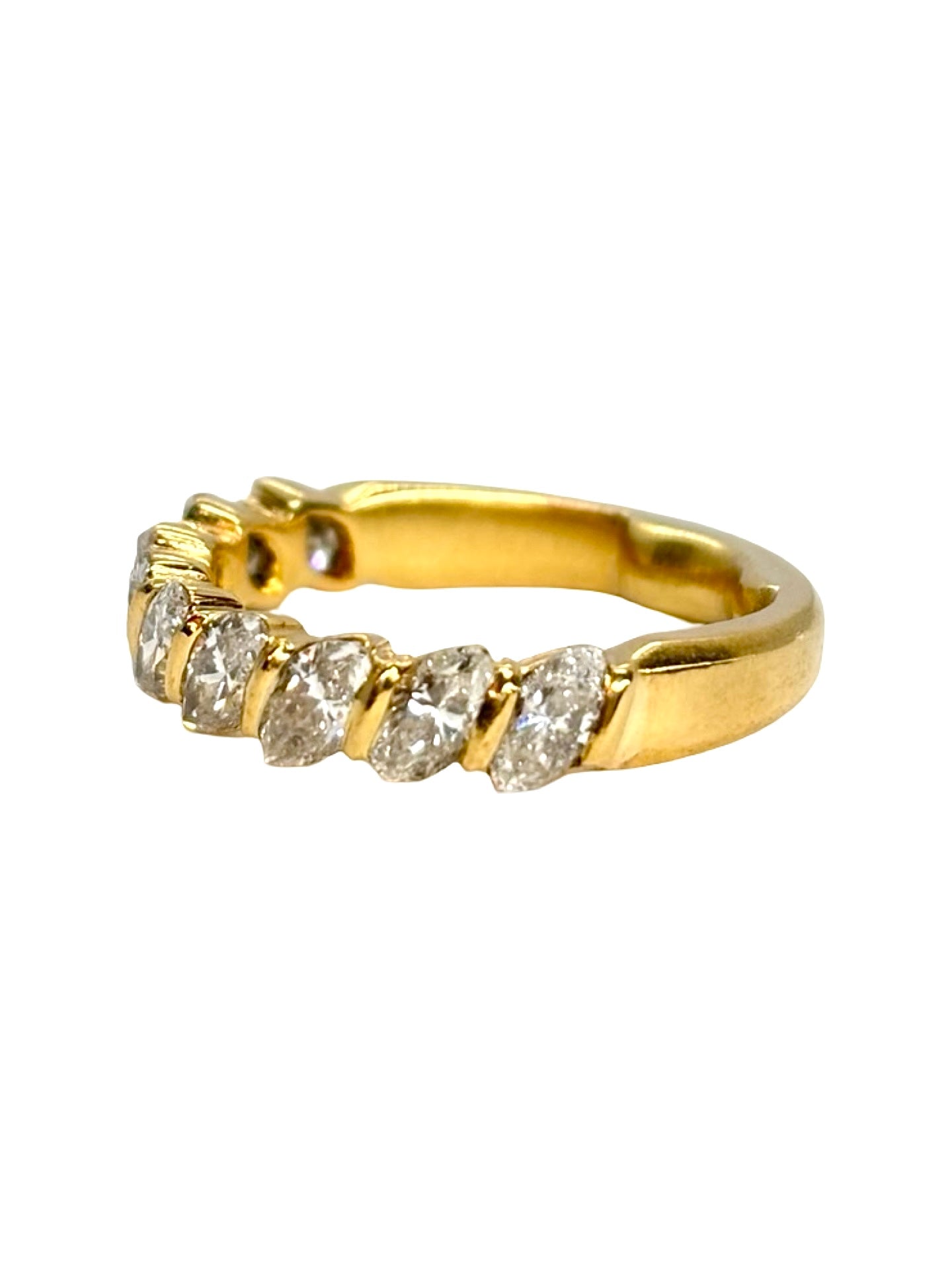 Demi-alliance en or jaune 18 carats sertie de diamants pour un poids total de 1,5 carat. Ce bijou raffiné séduit par l’éclat lumineux des diamants et la chaleur élégante de l’or jaune. Idéale pour compléter un solitaire ou être portée seule, elle offre un style classique et sophistiqué, apportant luxe et finesse au doigt pour chaque occasion.