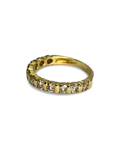 Raffinée et lumineuse, cette demi-alliance en or jaune 18 carats est sertie de diamants pour un total d’un carat. Un bijou d’exception, à la fois classique et contemporain, idéal pour symboliser un moment précieux. Parfaite en bague de mariage ou de célébration, elle se porte seule ou associée à d'autres anneaux.